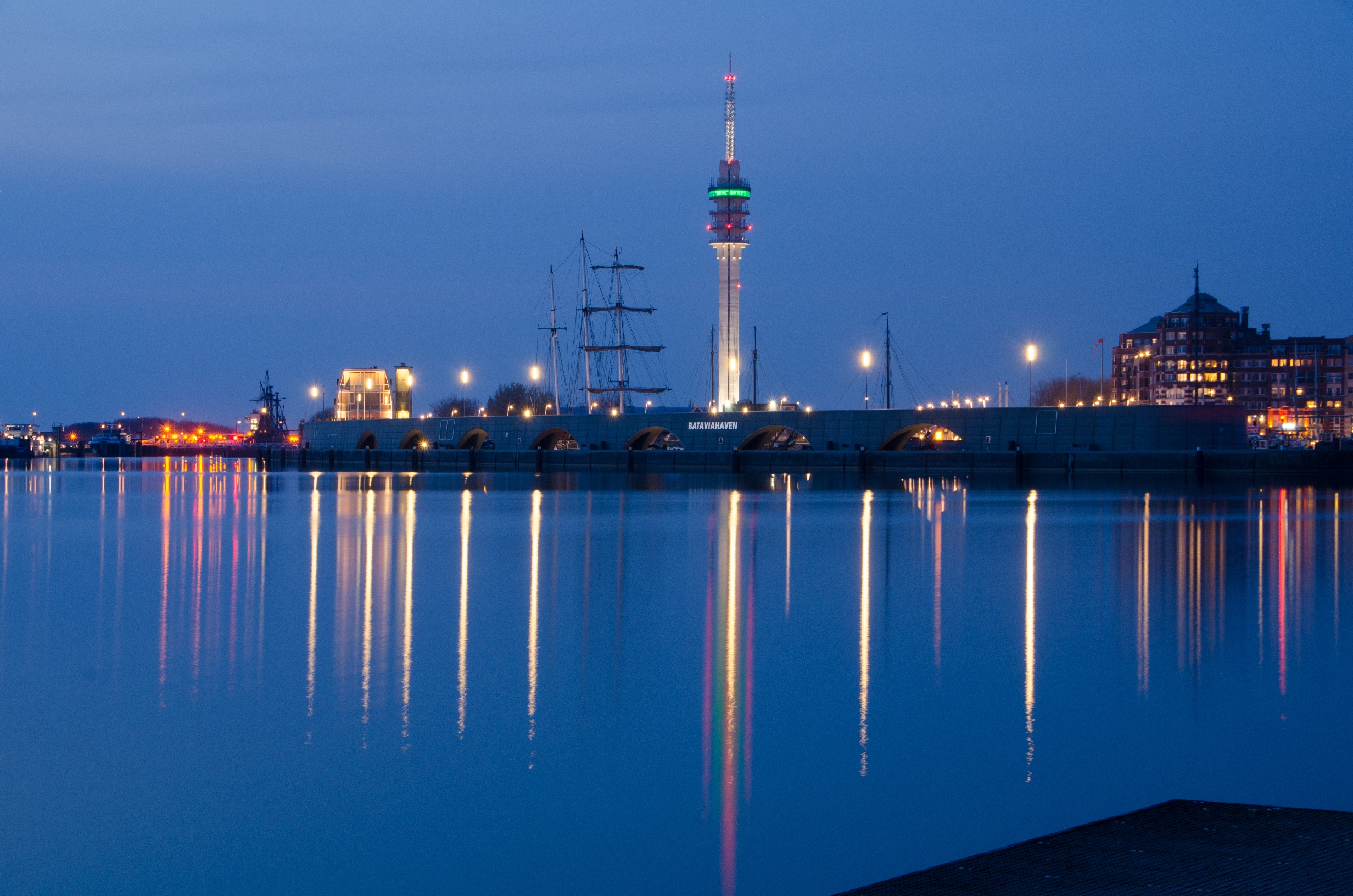 bataviahaven-in-de-schemer