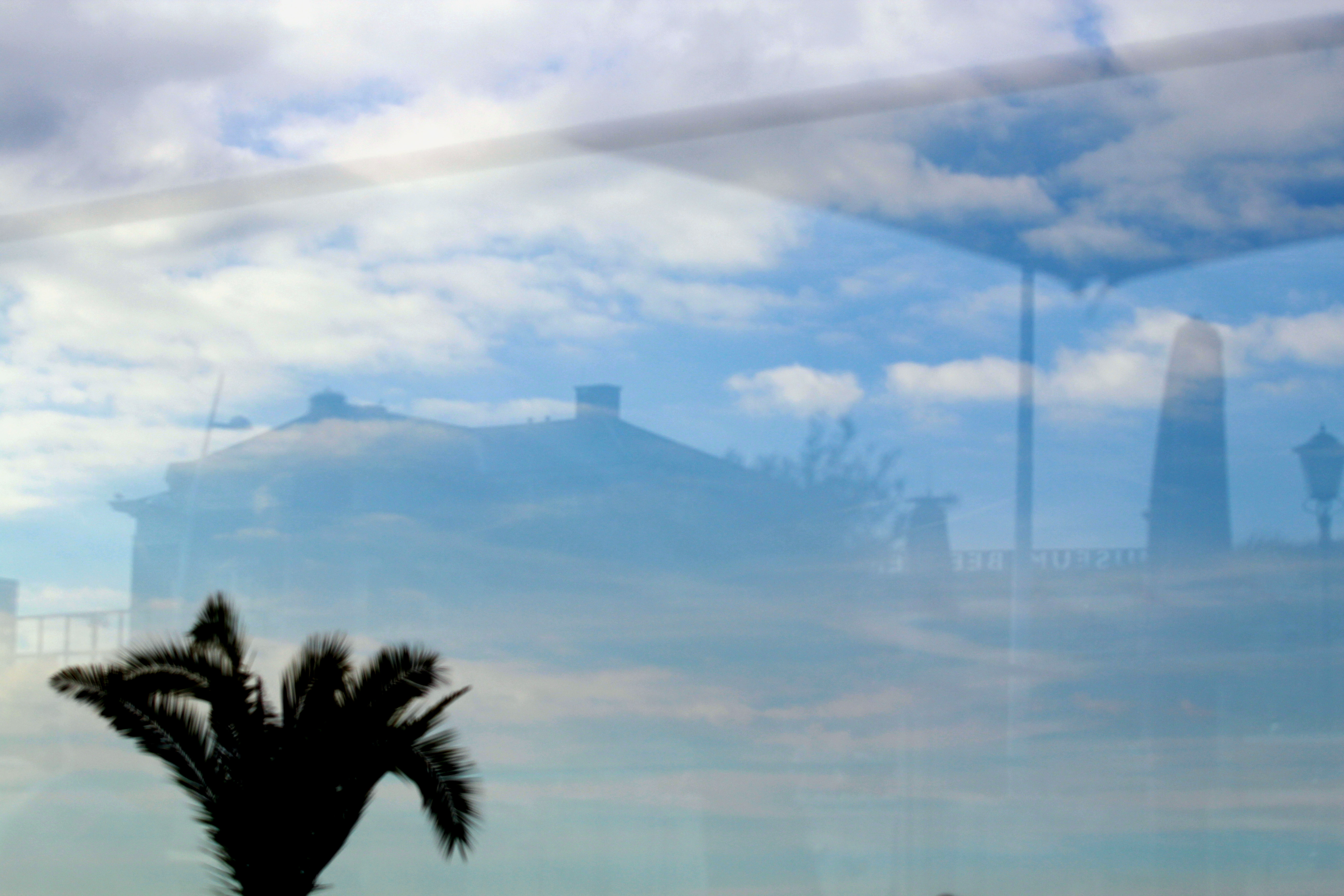 gespiegelde-blik-op-strandtent