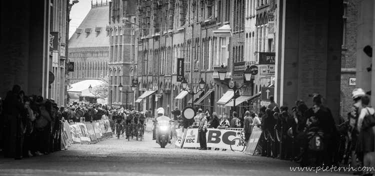 gent-wevelgem-passing-the-meenepoort-in-ieper
