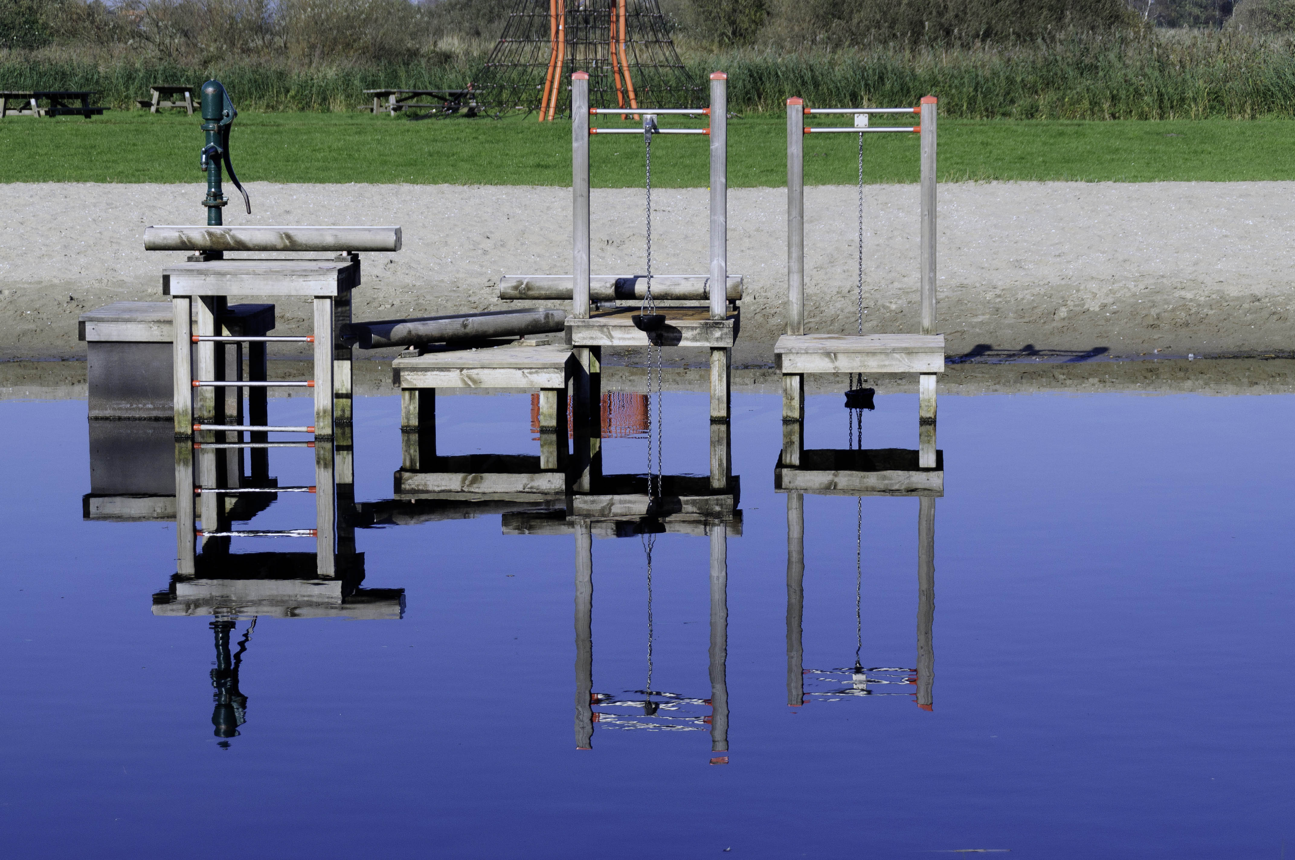 mirroring-climbing-frame