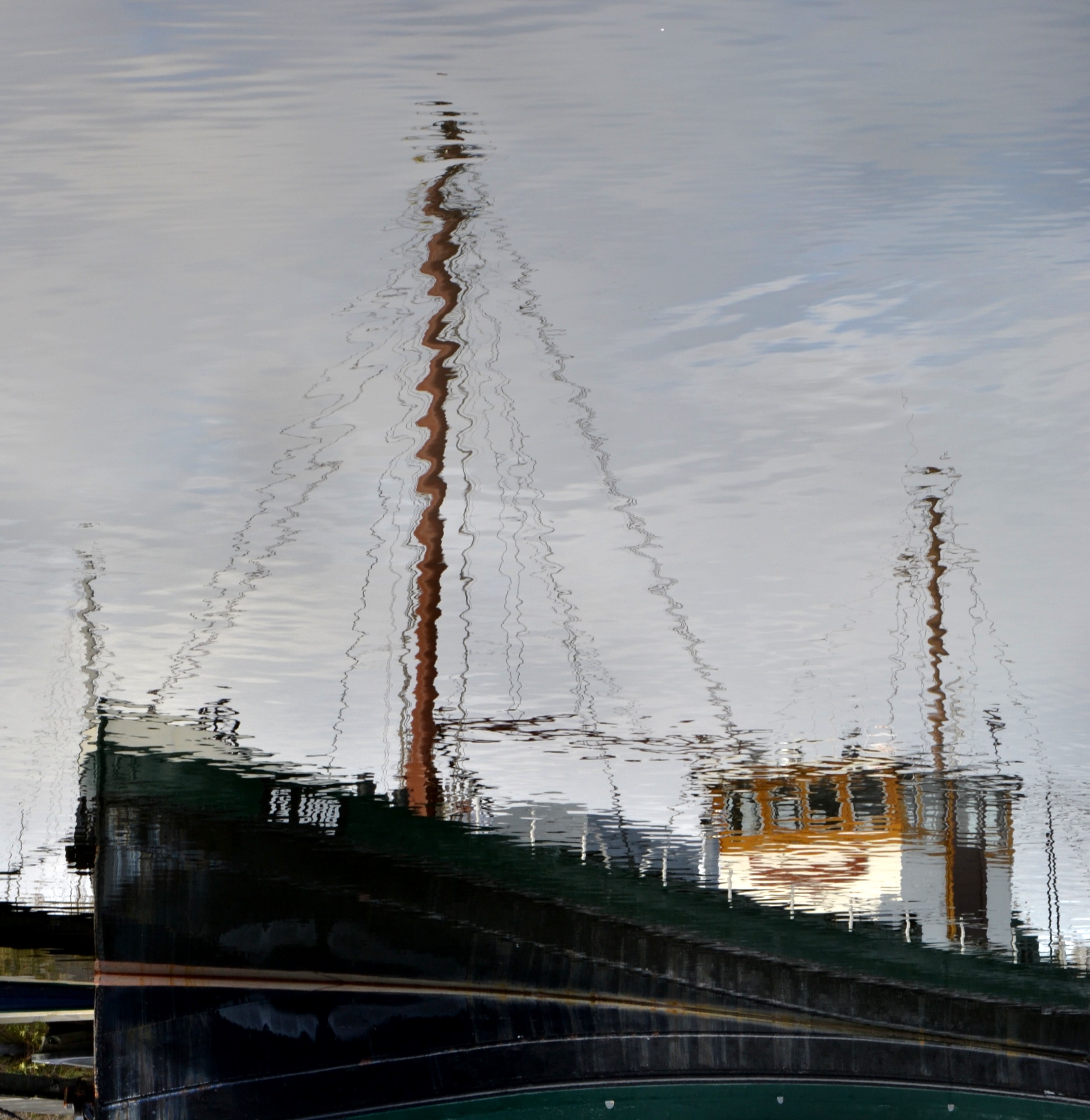spiegelbeeld-vissersboot-in-haven-tholen