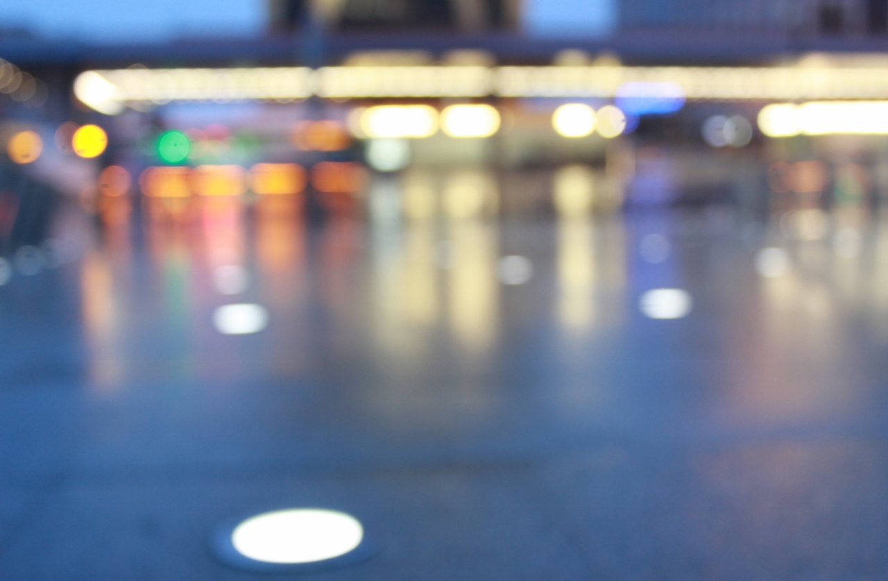 wazige-lichten-op-een-regenachtige-dag