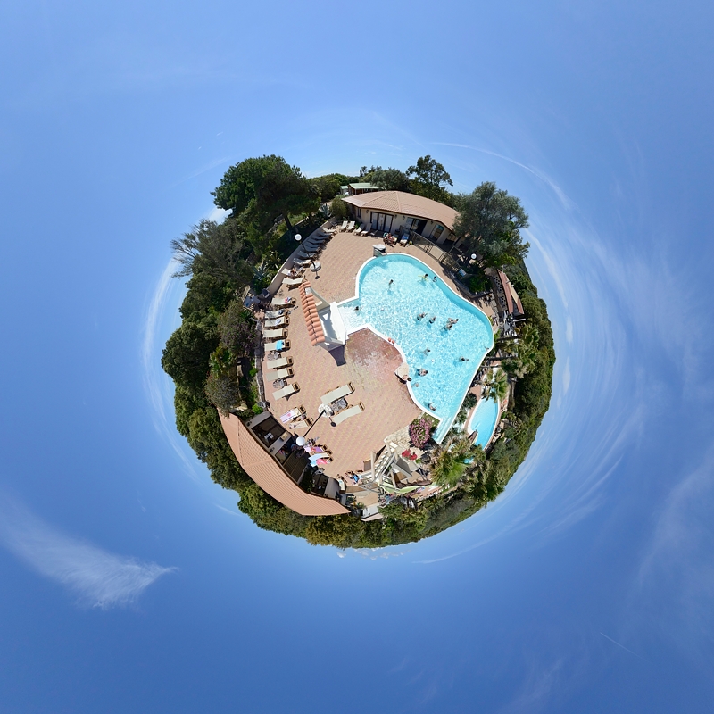 little-planet-met-erg-groot-zwembad