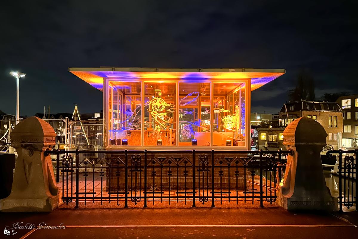 een-verlicht-brugwachtershuisje-in-dordrecht