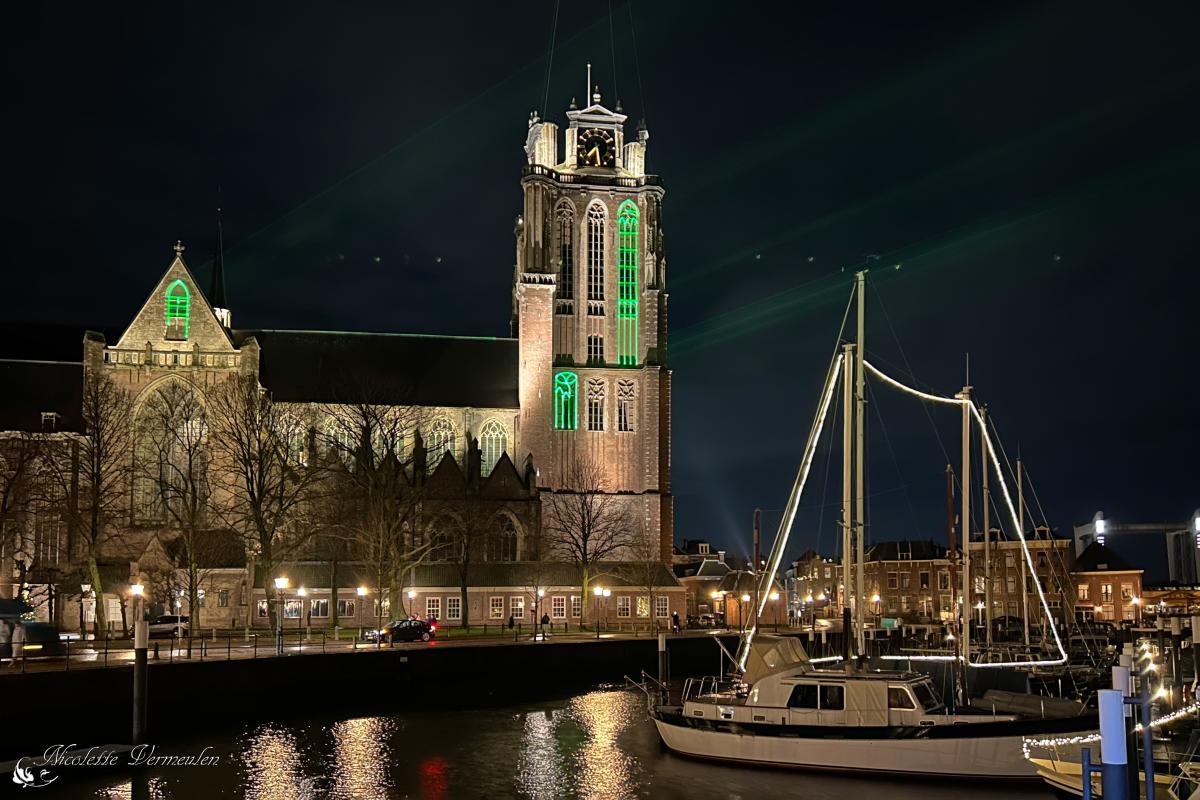 laserlicht-op-de-grote-kerk-in-dordrecht