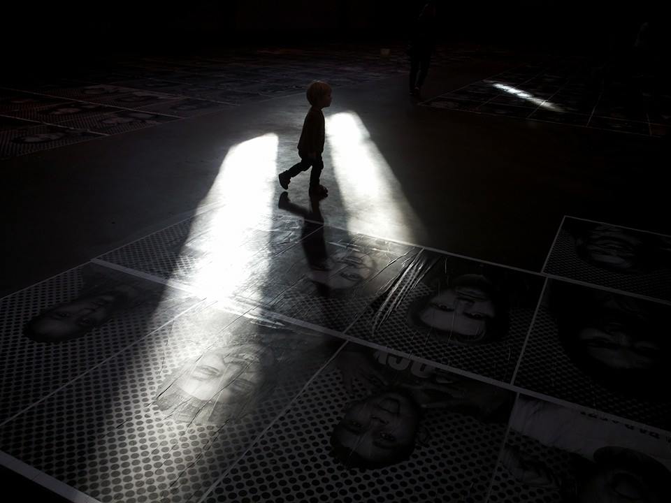 child-between-the-light-beams