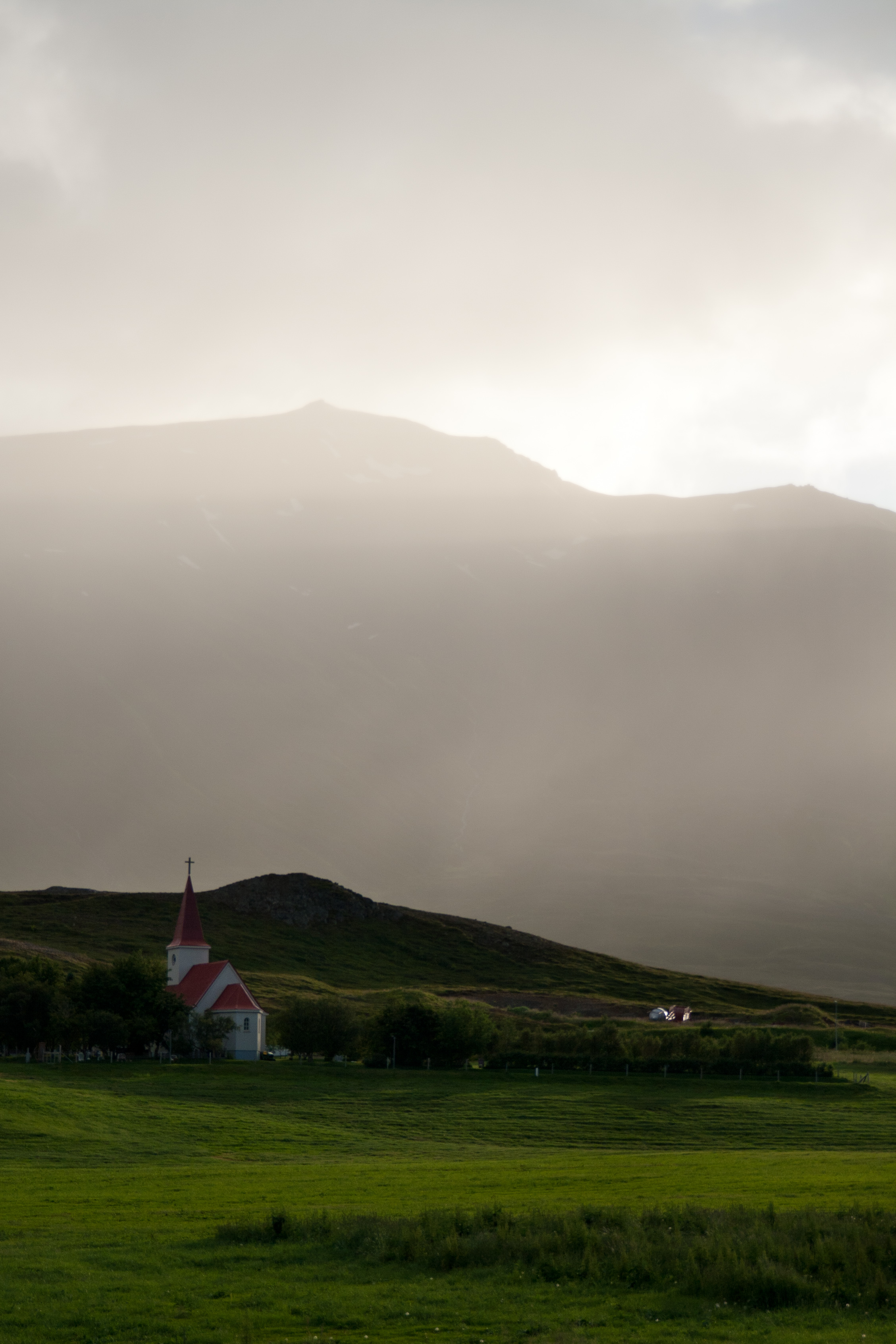 kerkje-in-zonnige-mist