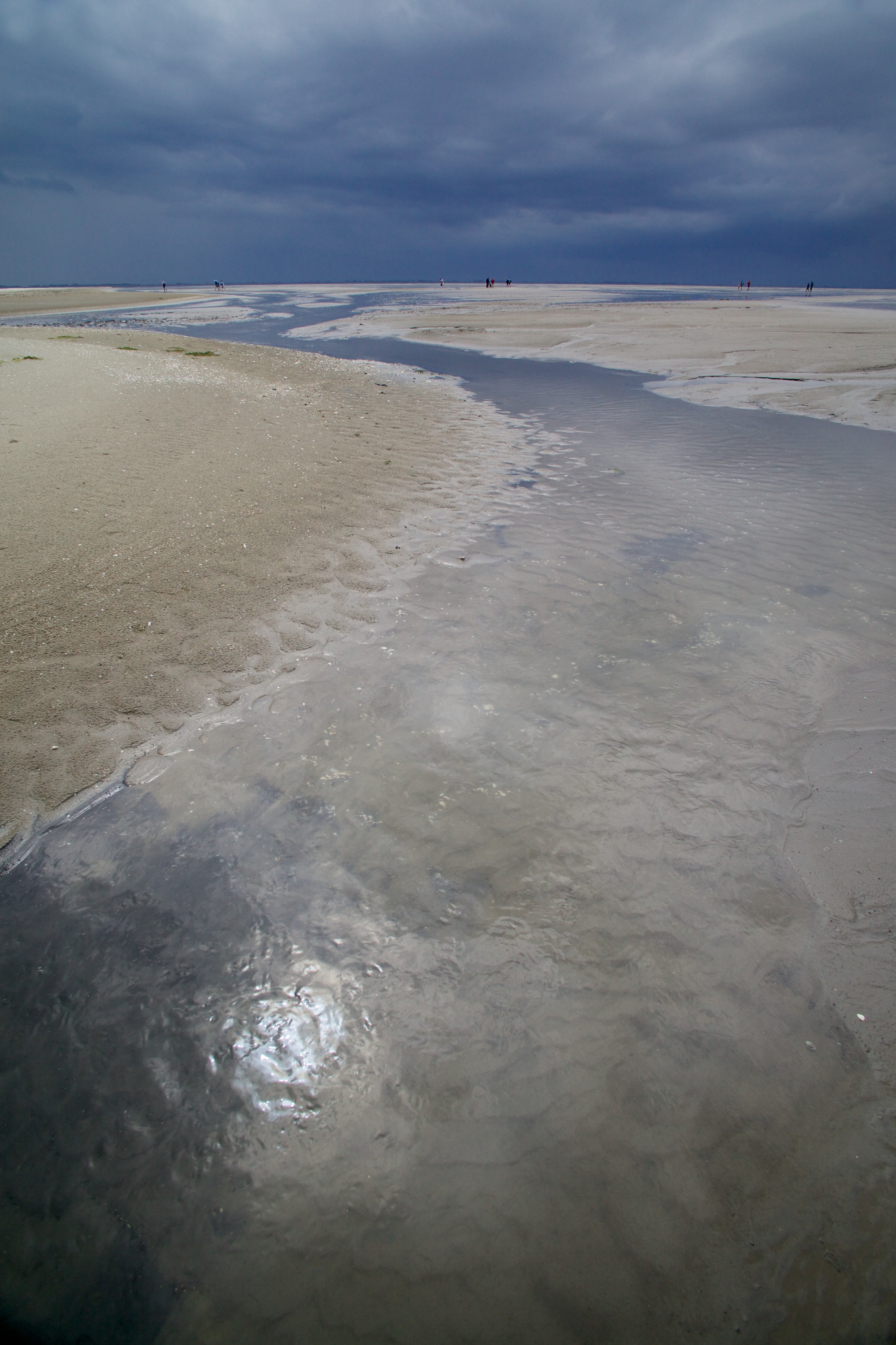 engelsmanplaat-in-de-waddenzee-zon-breekt-even-door-de-stortregens