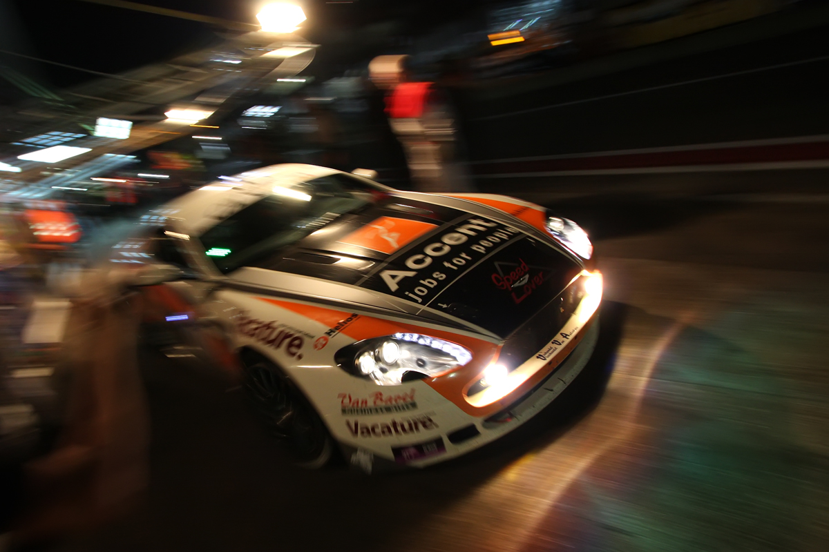 nachtelijke-pitstop-aston-martin