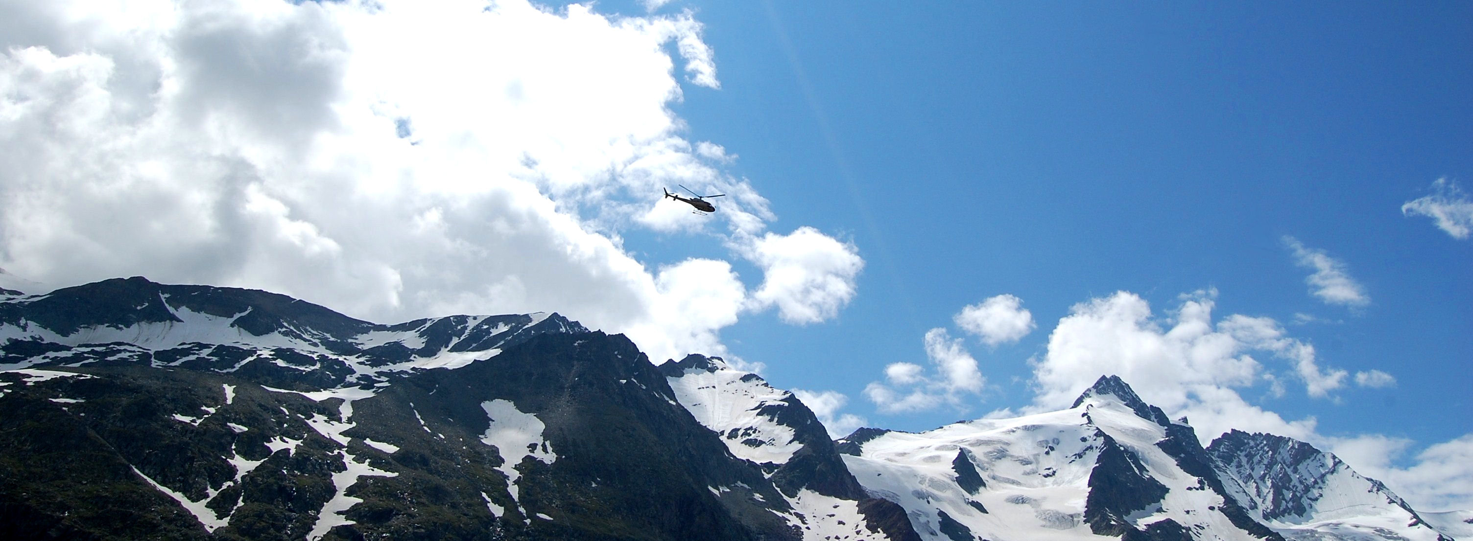 helicopter-boven-stubaier-gletscher-in-oostenrijk