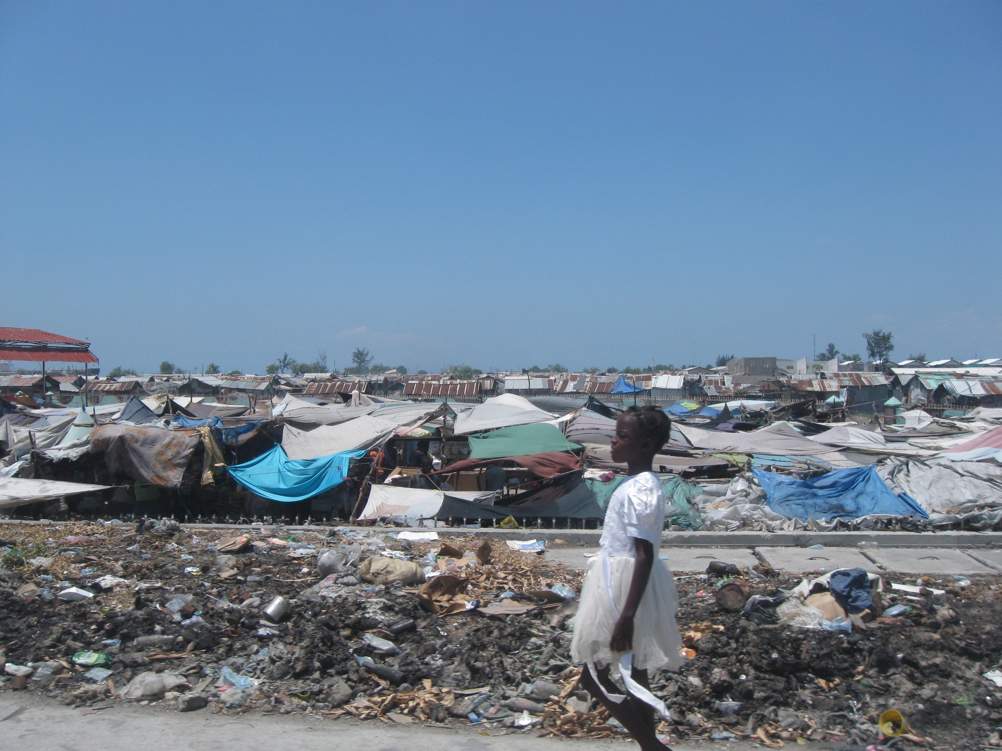 witte-jurk-vervuilde-omgeving-haiti