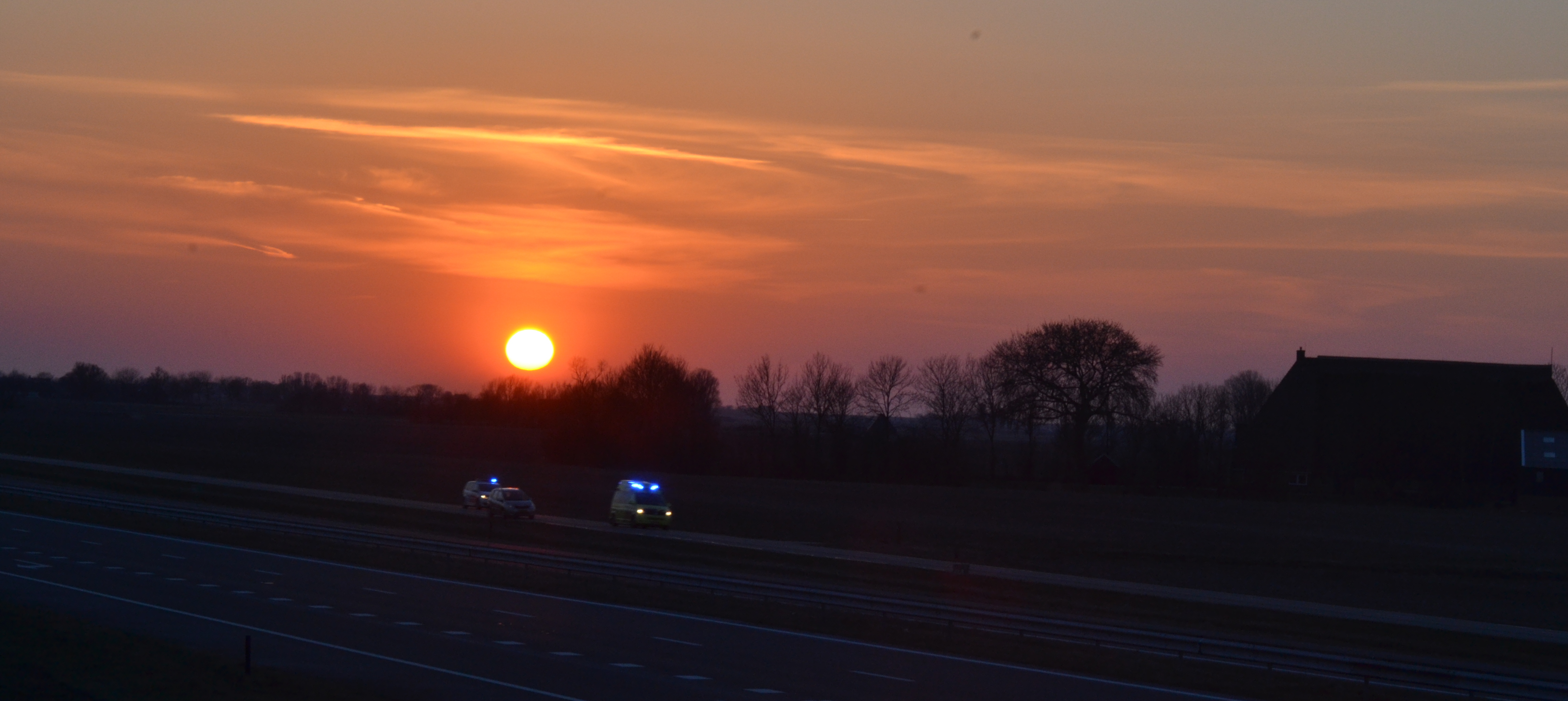 zon-ondergang-met-hulpdiensten