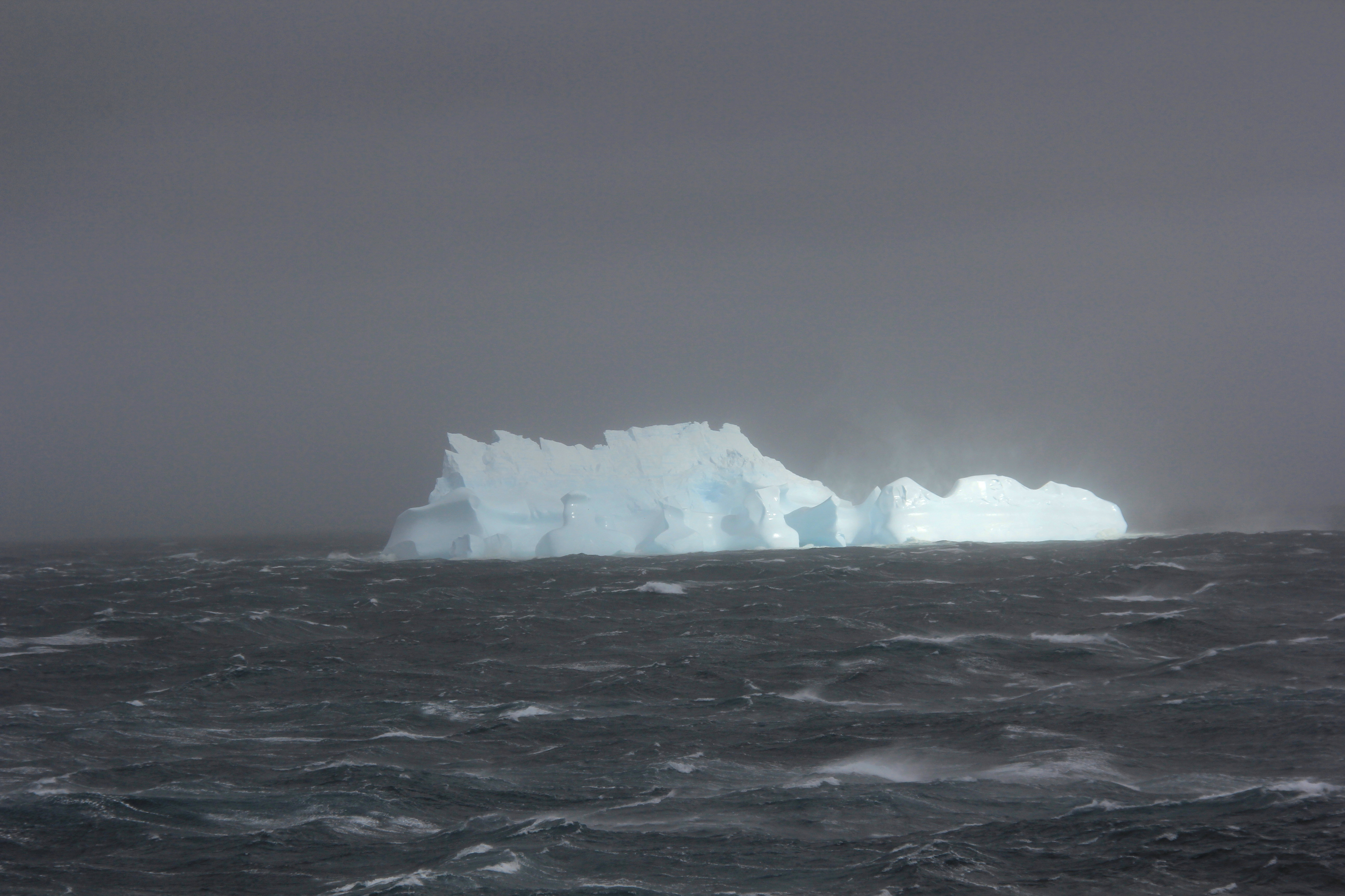 zonlicht-op-een-ijsberg-south-georgia