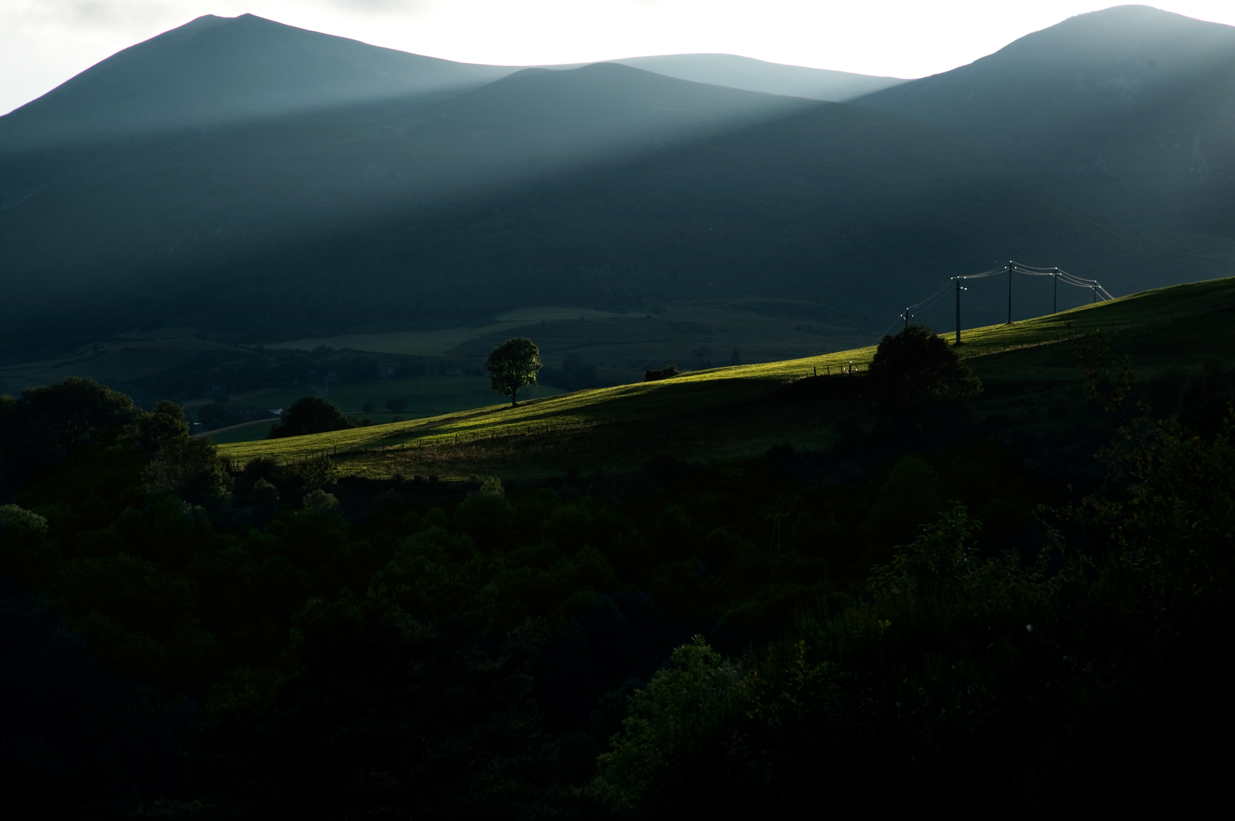 een-strelend-avondlicht-over-de-zachte-heuvels-van-het-centraal-massief-in