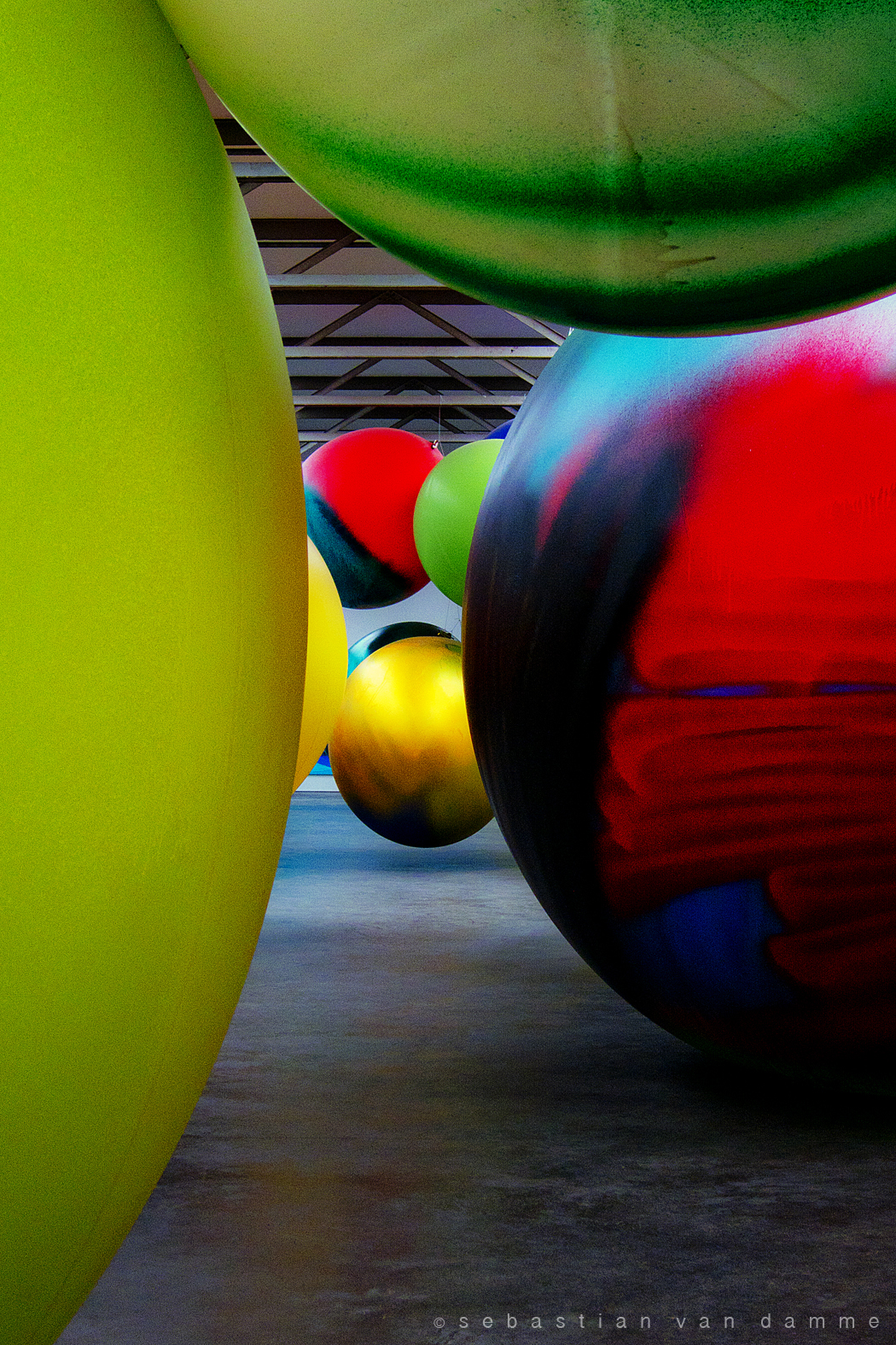 katharina-grosse-two-younger-women-come-in-and-pull-1