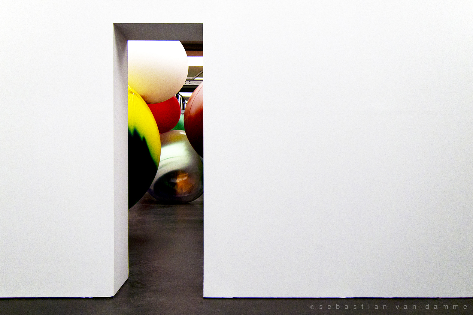 katharina-grosse-two-younger-women-come-in-and-pull-out