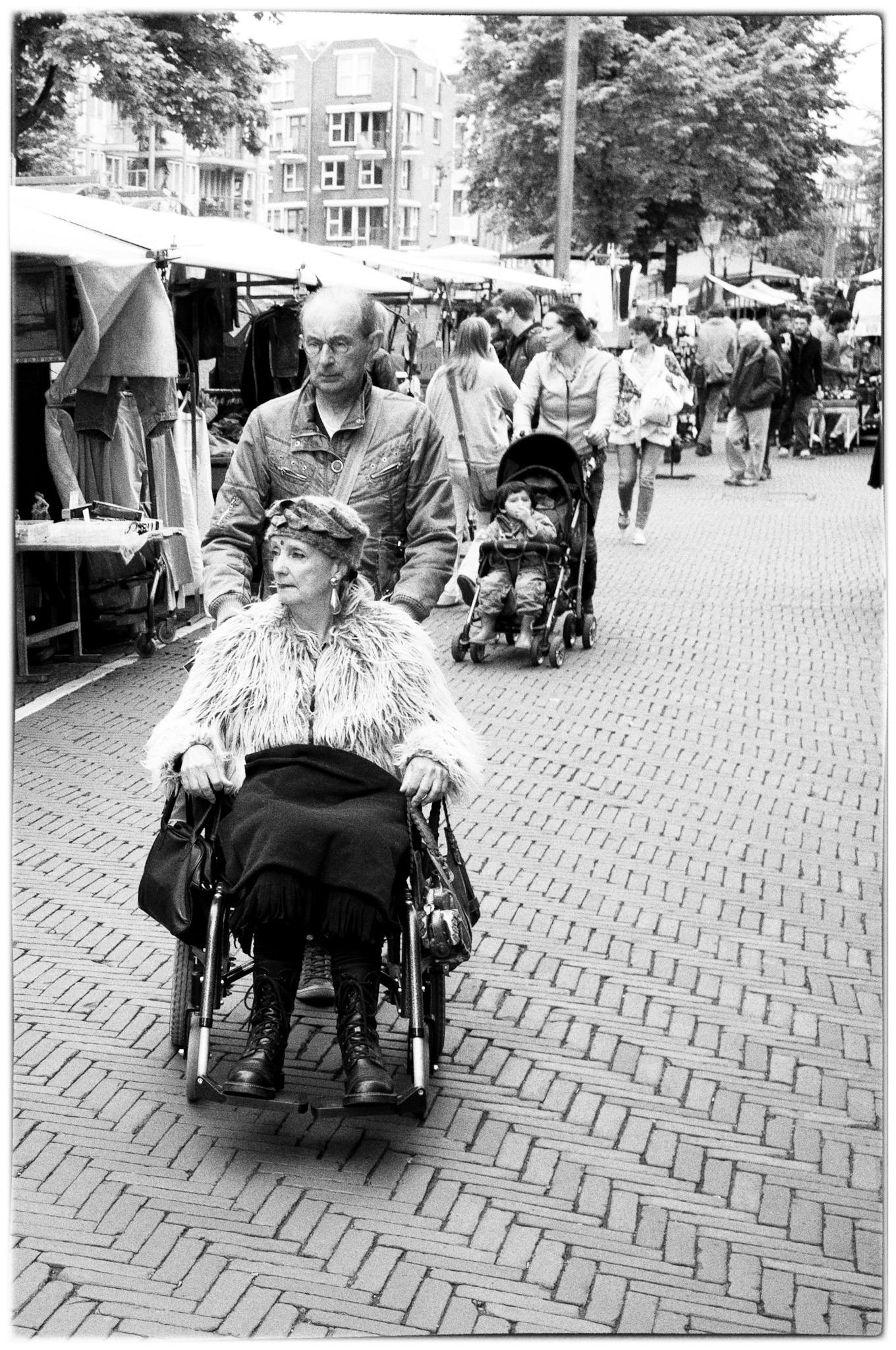 mensen-die-ander-mensen-voortduwen