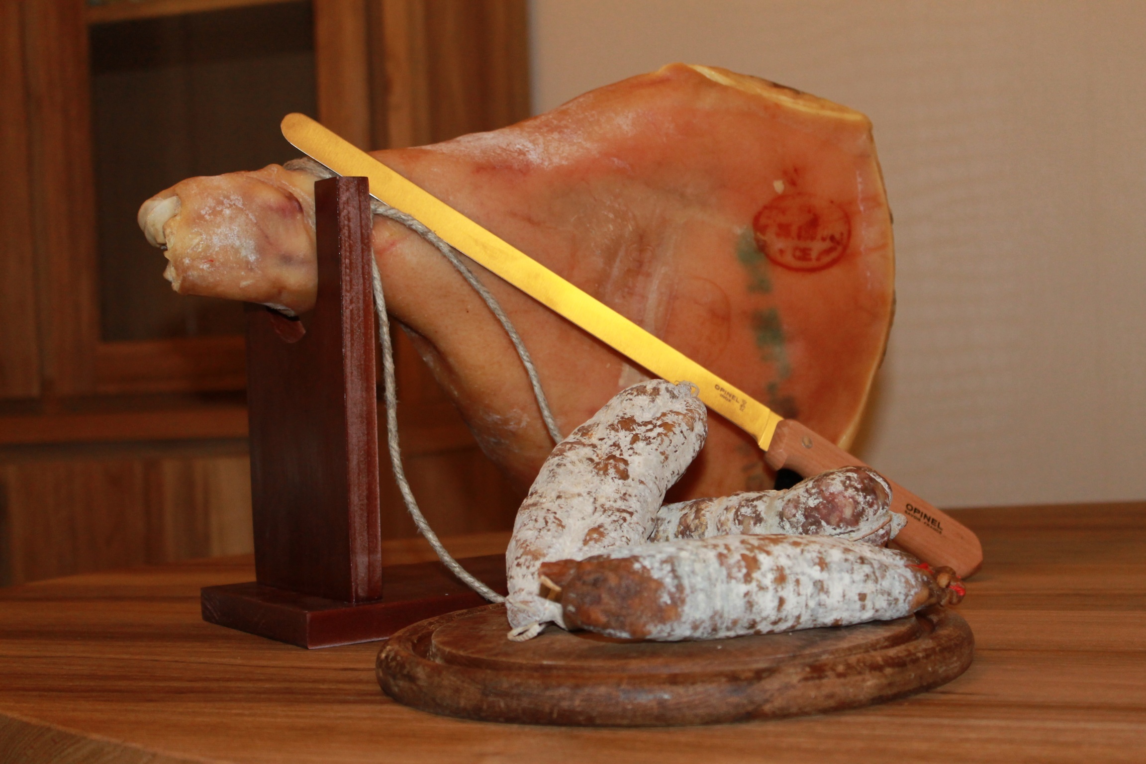 gedroogde-ham-opinel-mes