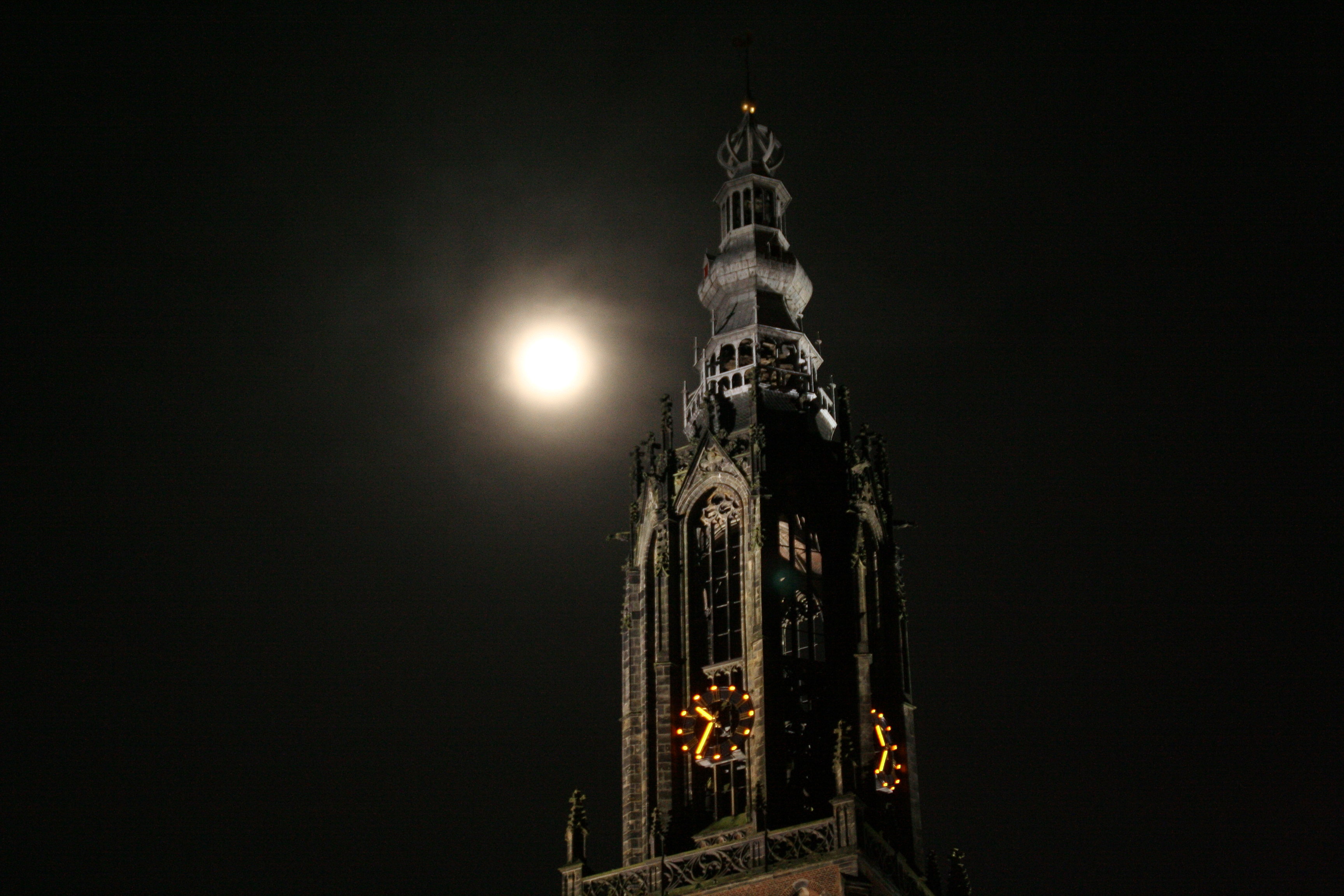 de-old-lady-amersfoort-met-maan