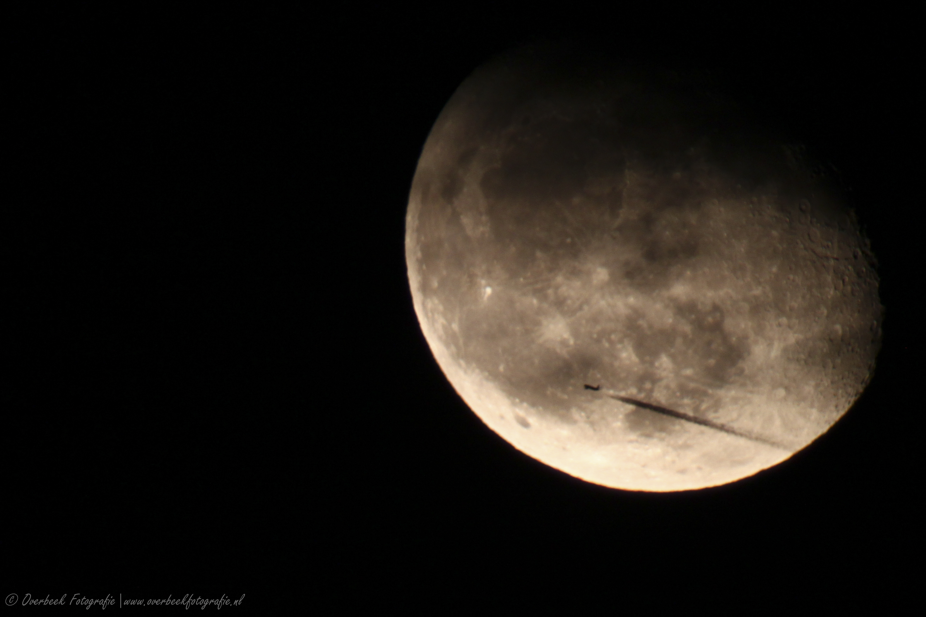 vliegtuig-voor-opkomende-maan