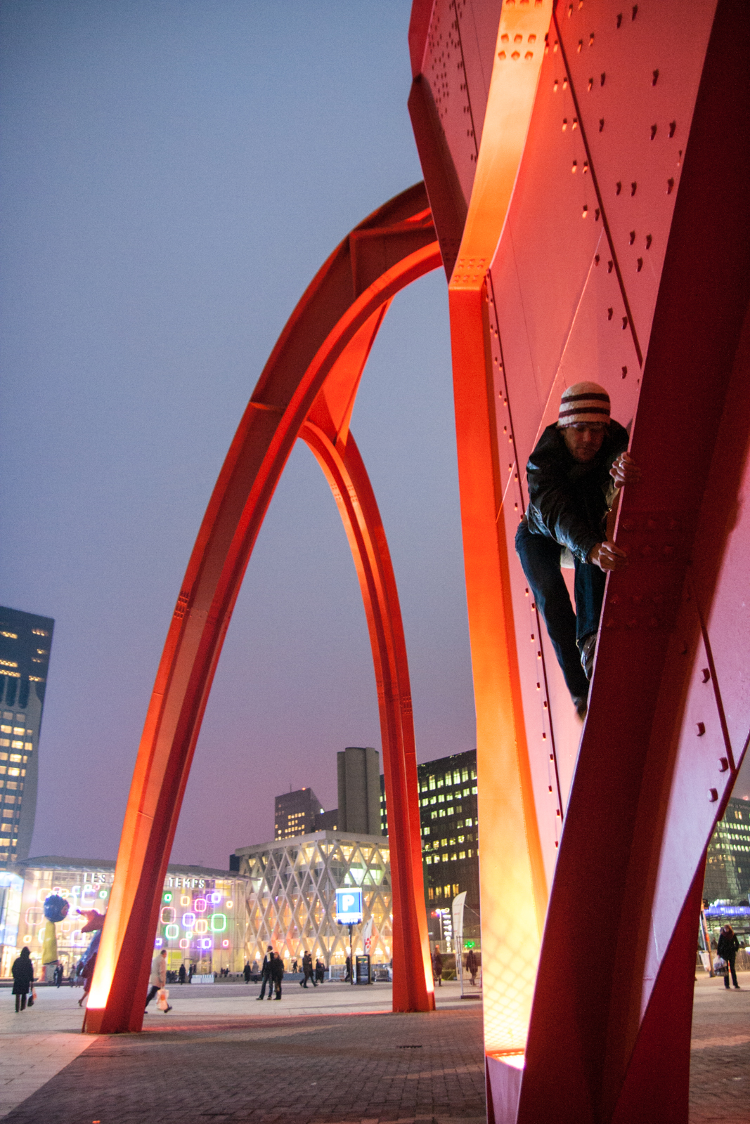 climbing-the-red-spider-la-defense-paris