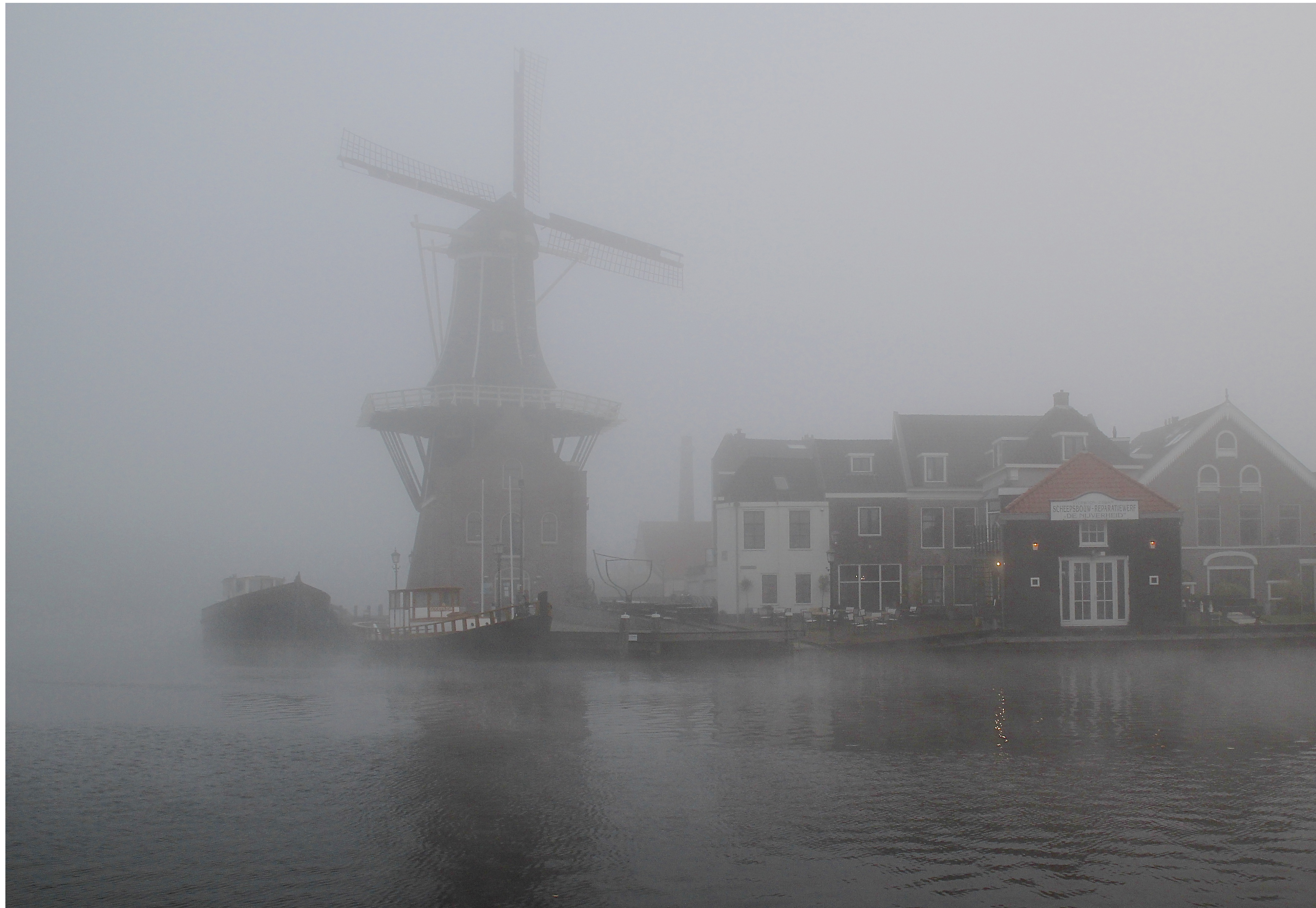 mistzicht-op-molen-de-adriaan