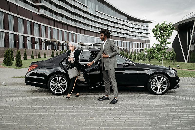 reistijd-wordt-werktijd-ondernemen-zonder-zelf-te-rijden-met-stuur-chauffeurs