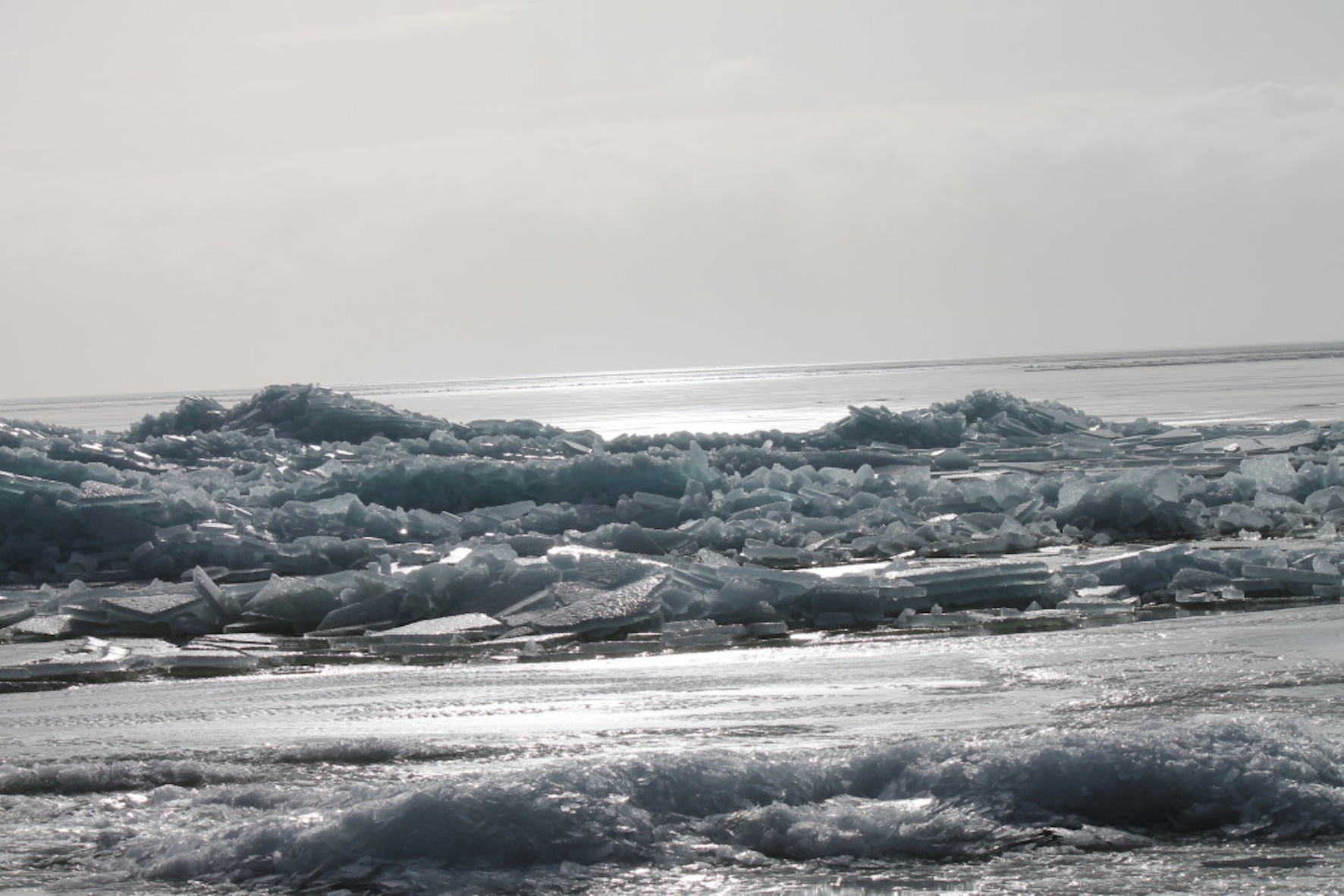 de-weerkaatsing-van-de-zon-op-het-ijs