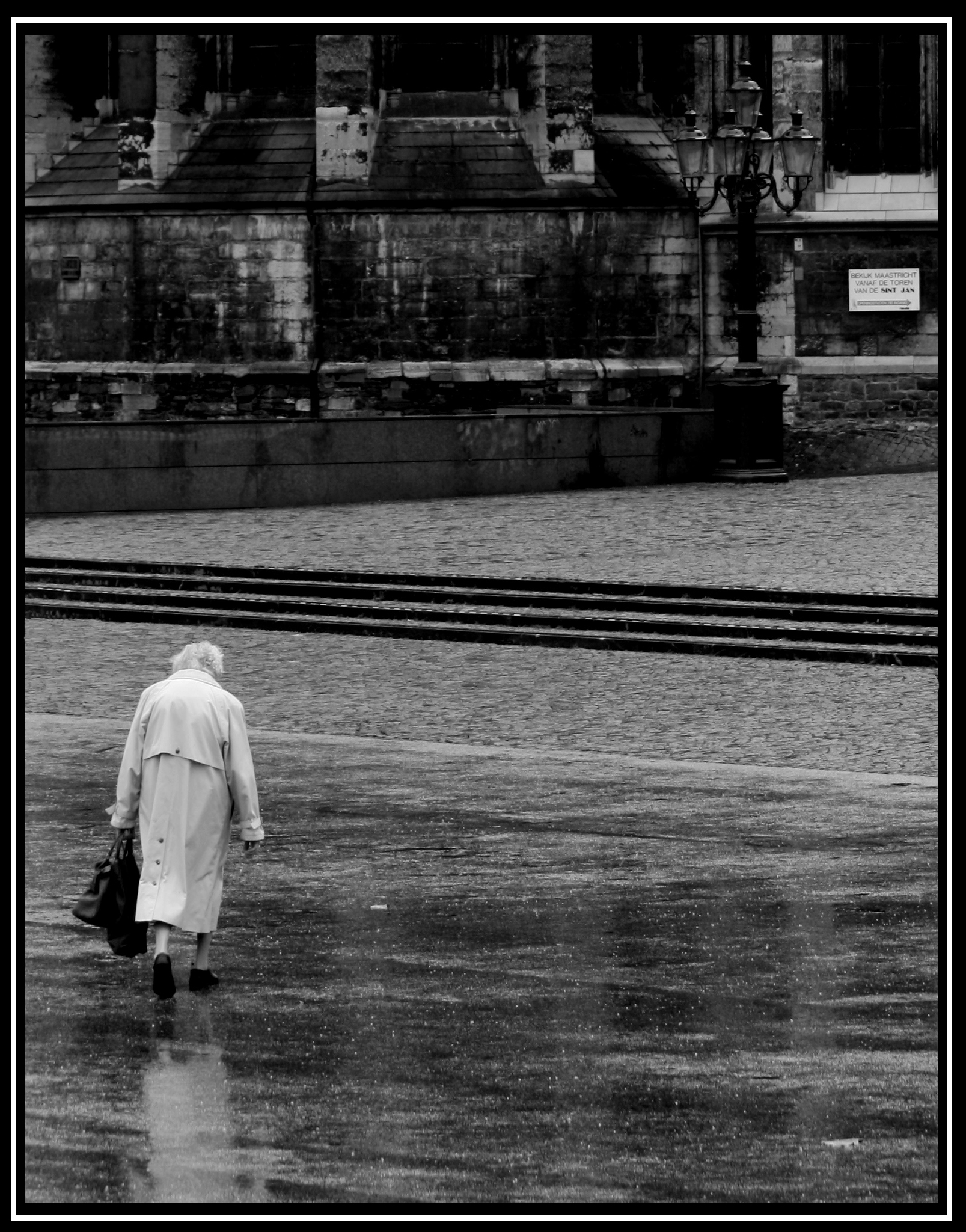 mevrouw-op-weg-naar-kerk-1