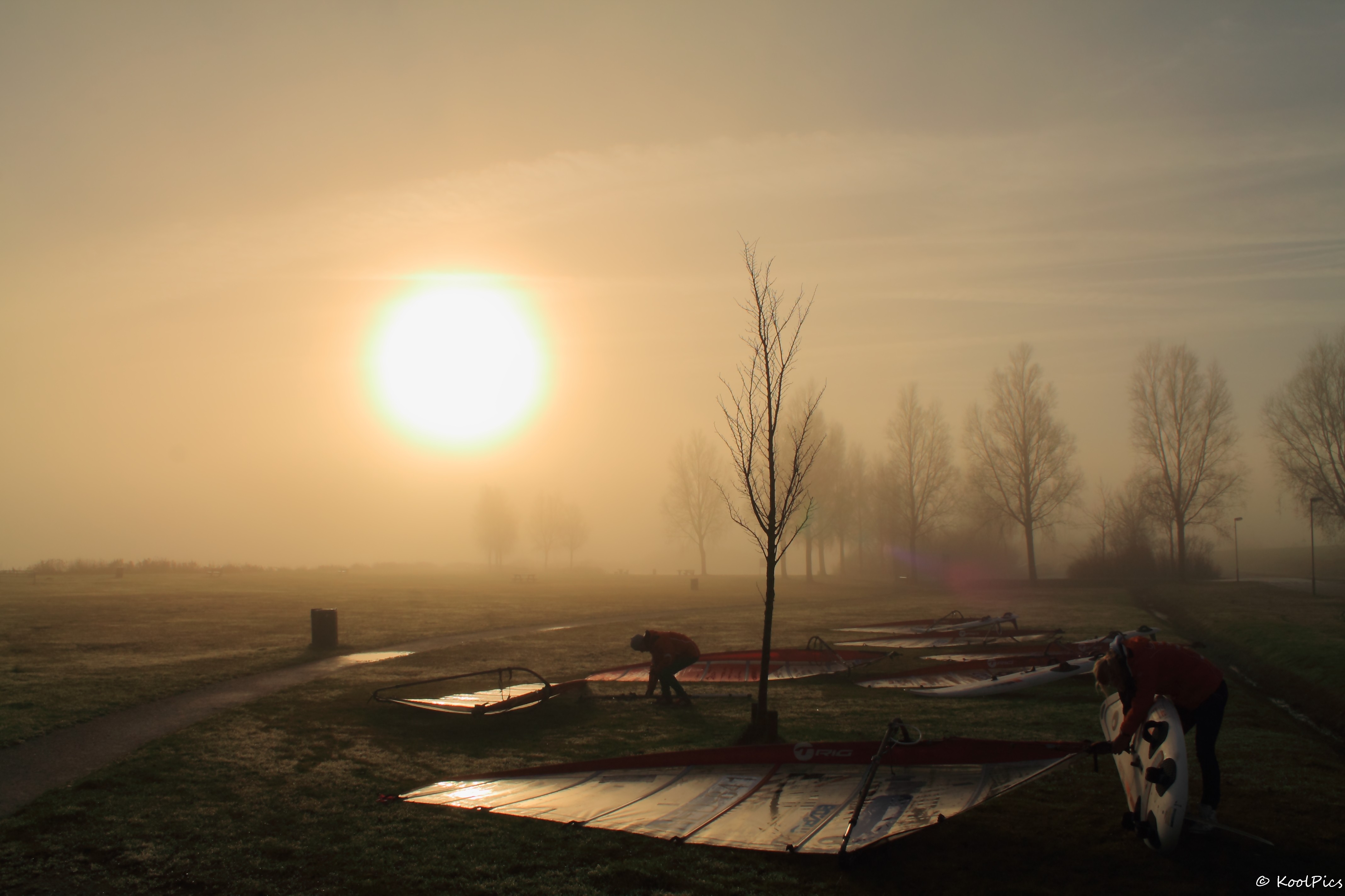 windsurfers-in-de-mist