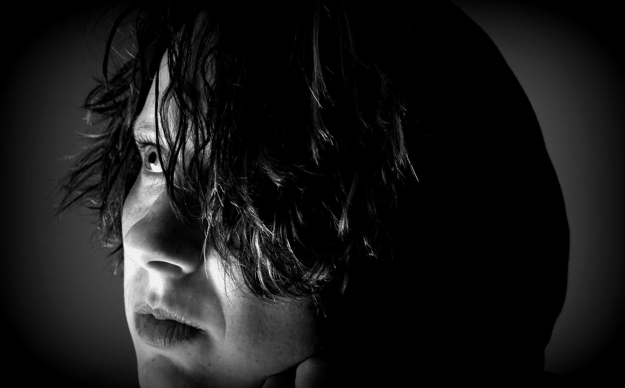 zelfportret-capuchon-zwart-wit