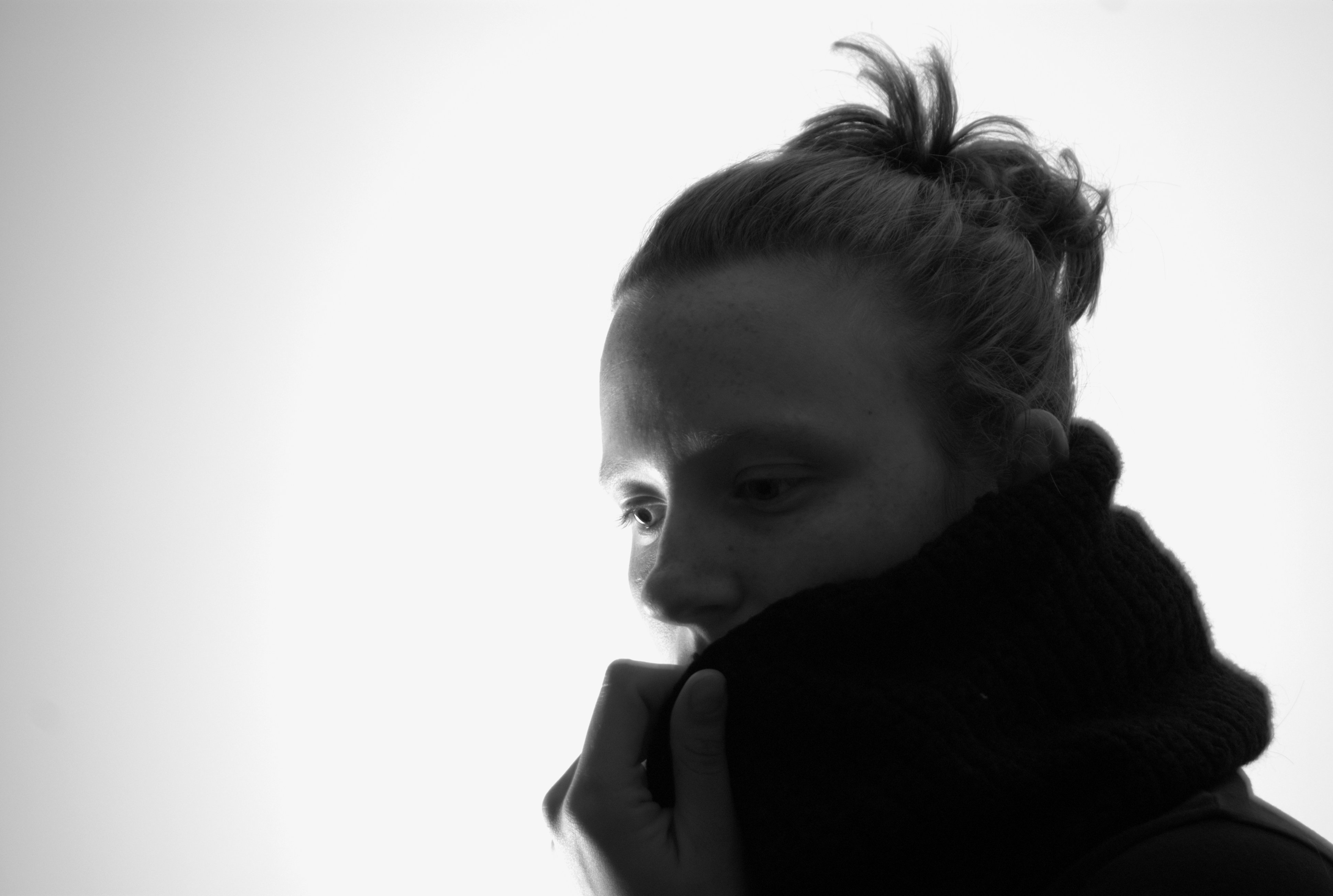 zelfportret-sjaal-zwart-wit