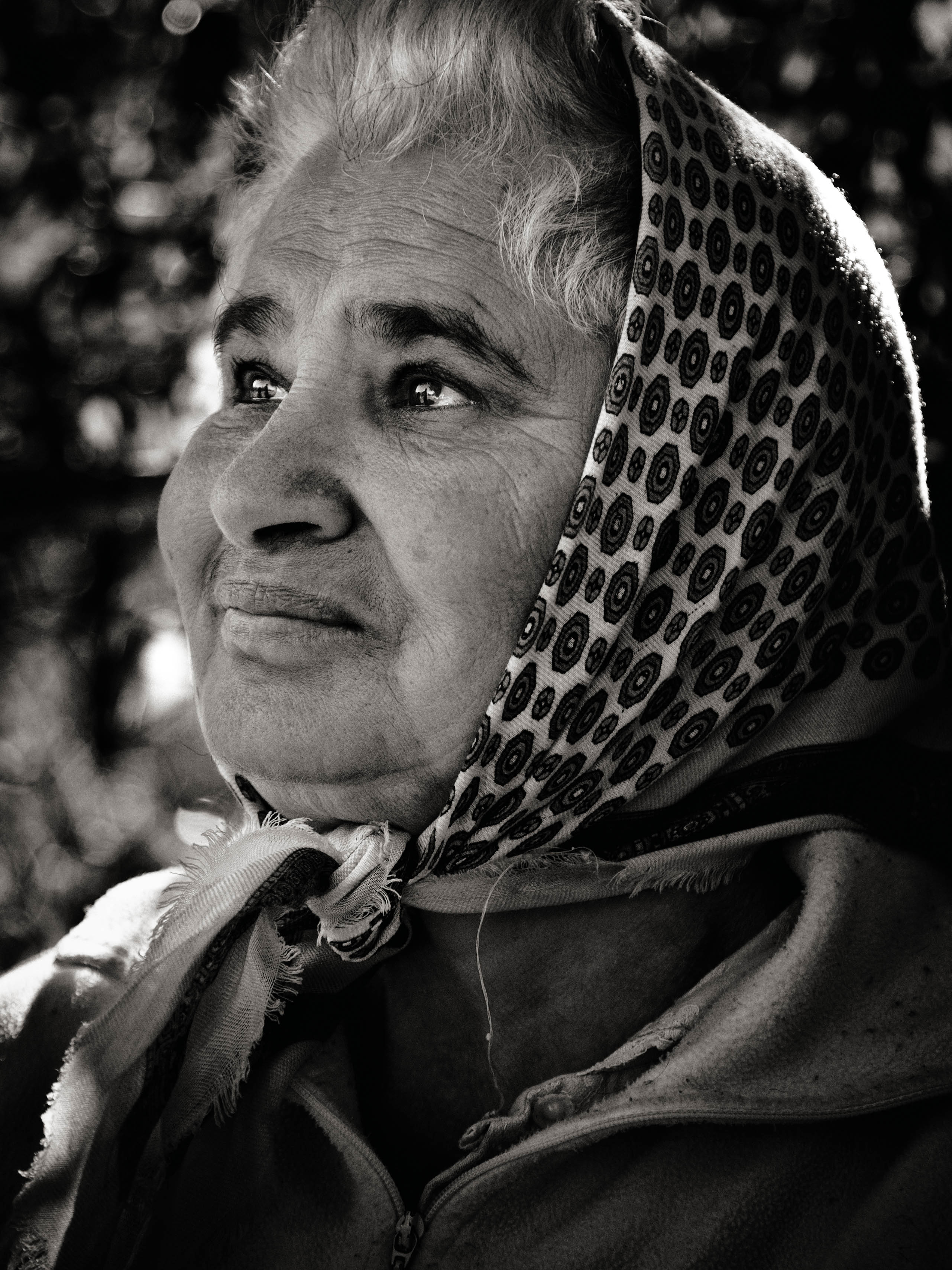 eenzame-vrouw-op-bankje