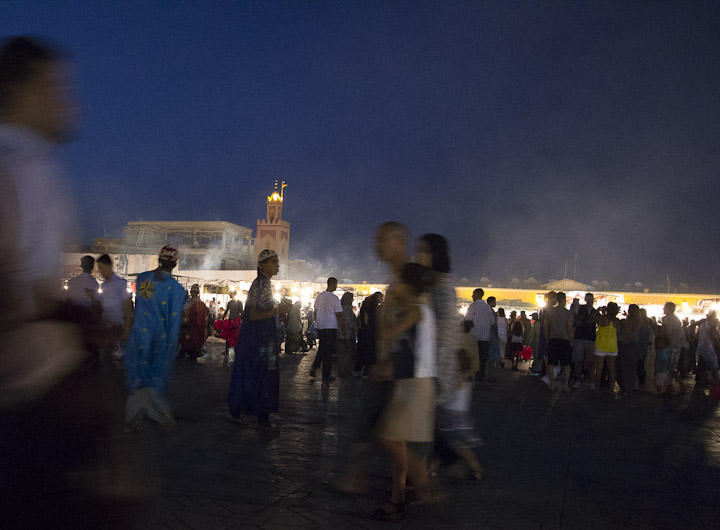 vrijdagavond-op-het-place-jemaa-el-fan-in-marrakech