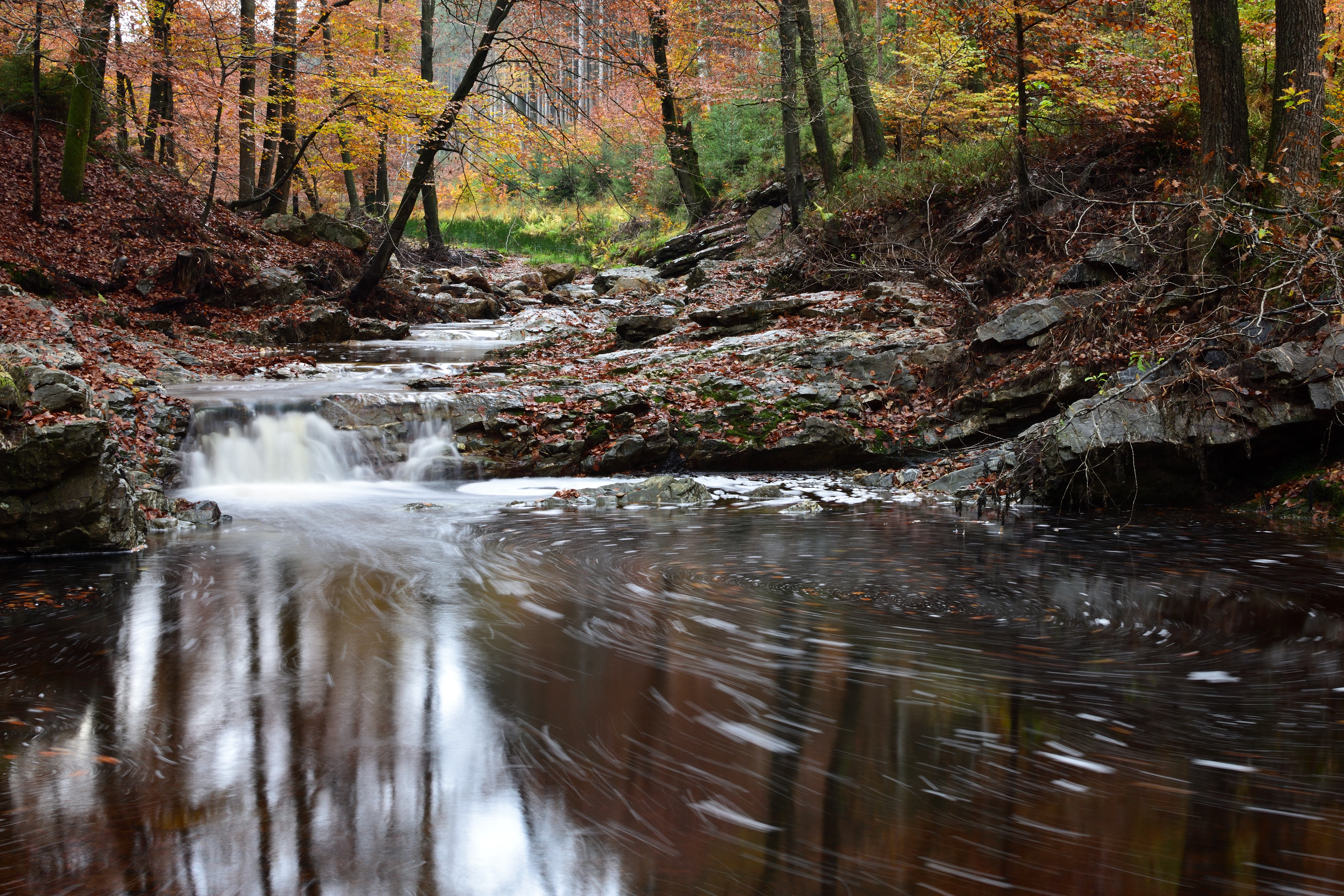een-rivier-met-een-watervalletje