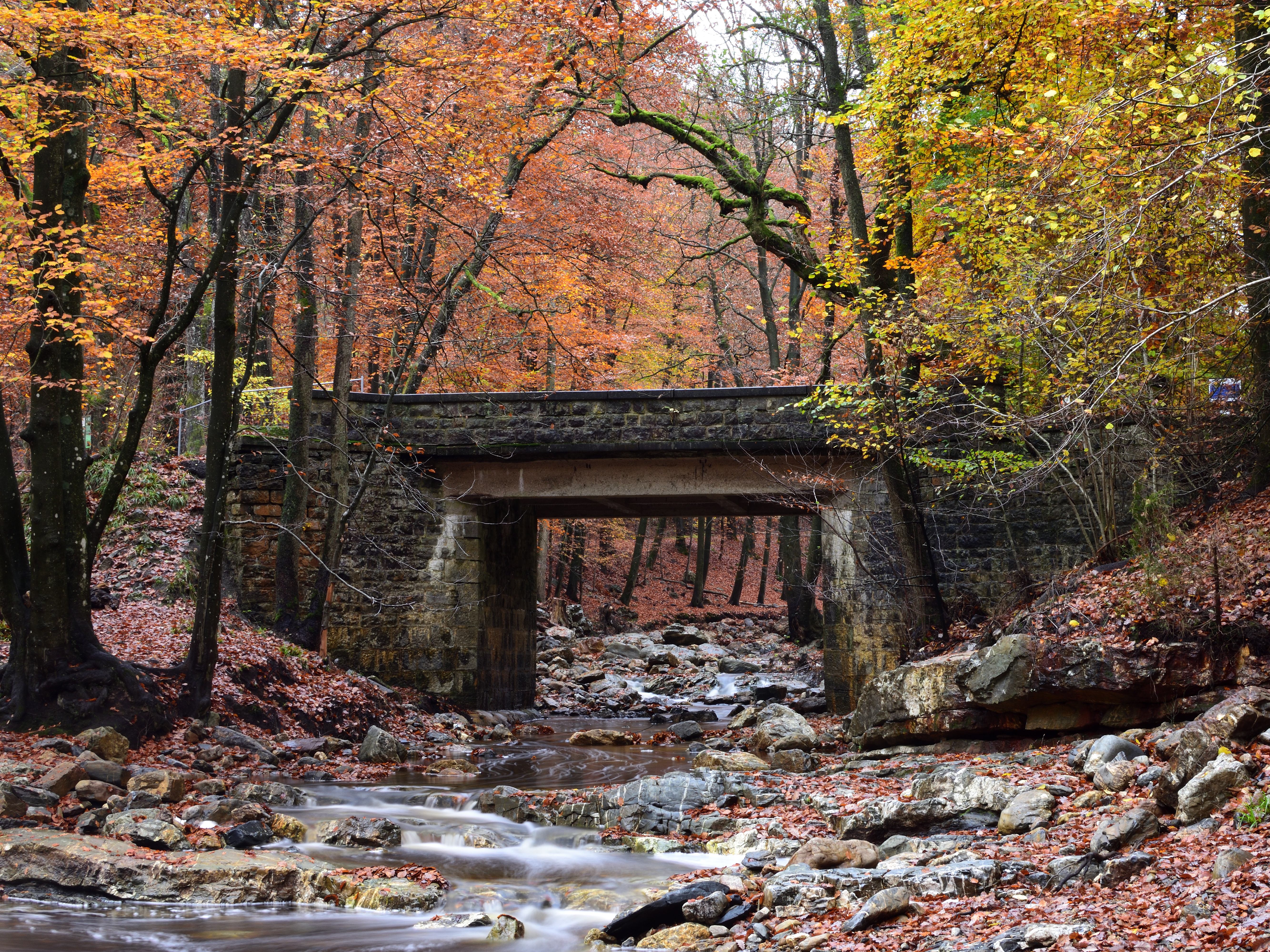 een-stenen-brug-over-en-rivier-0