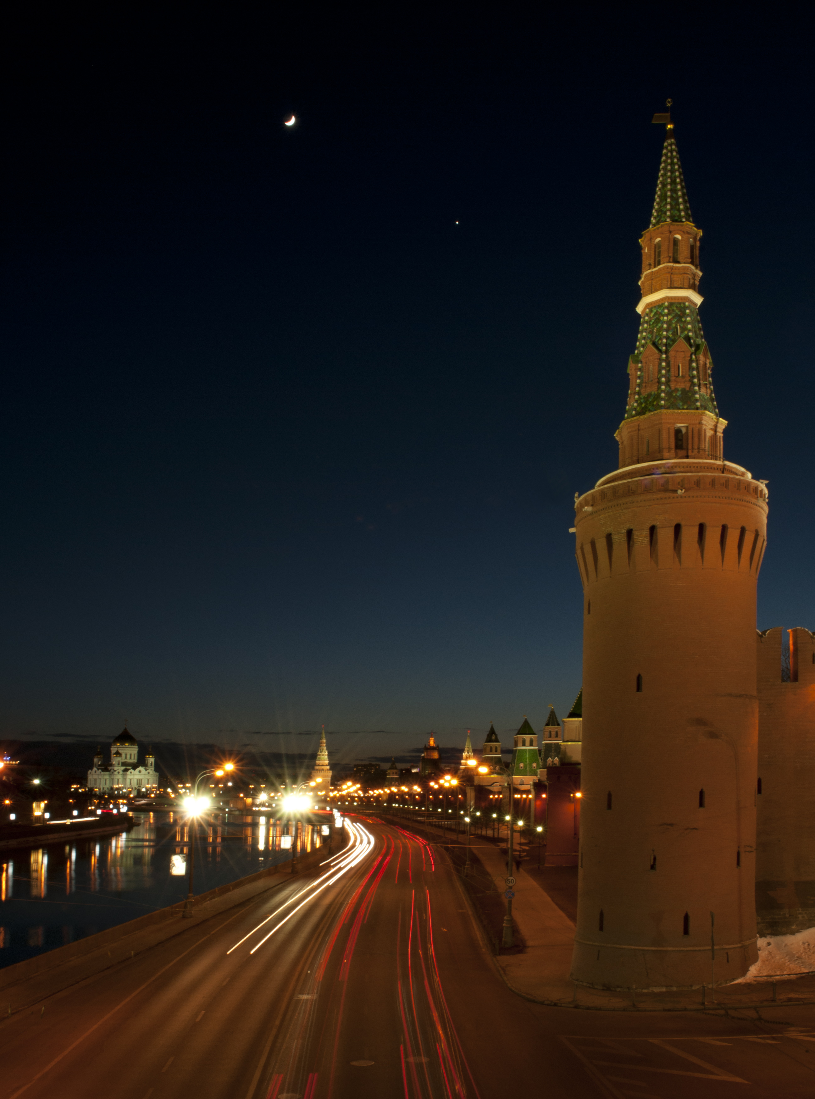 kremlevskaya-naberezhnaya-moscow