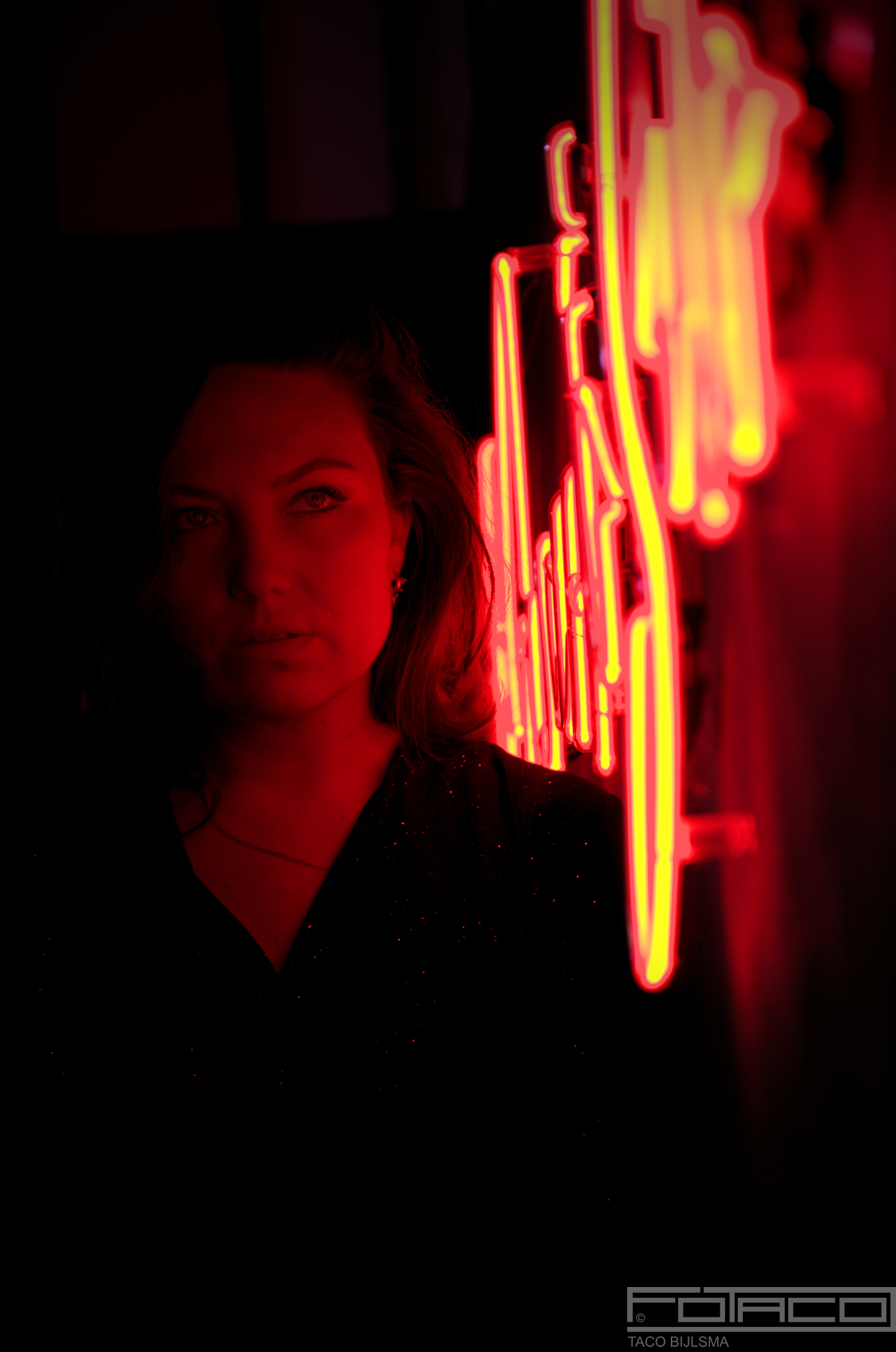 manon-blaauw-red-neon-light