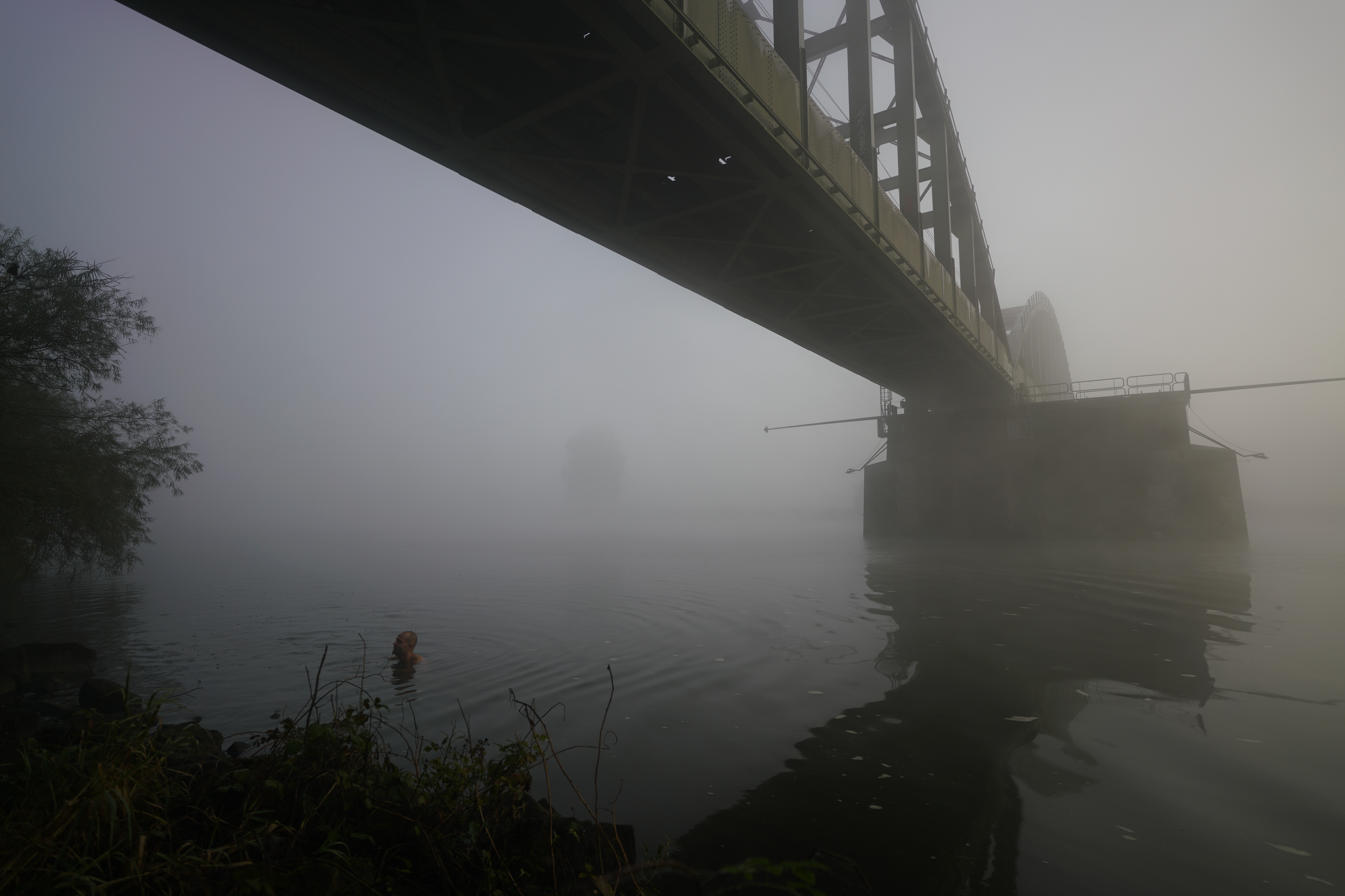 zwemmer-in-de-maas-bij-ravenstein