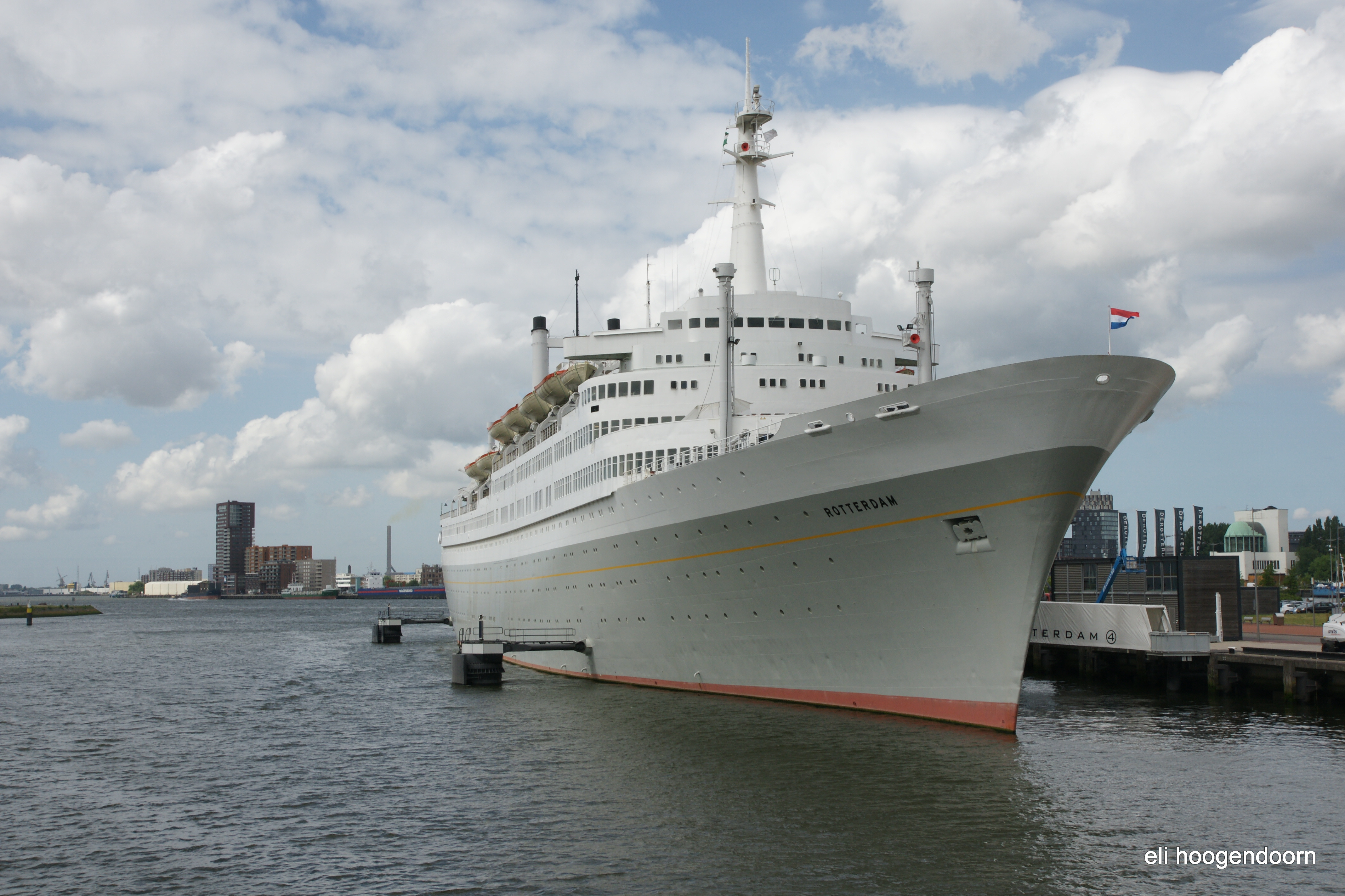 de-rotterdam-wolk-van-een-schip