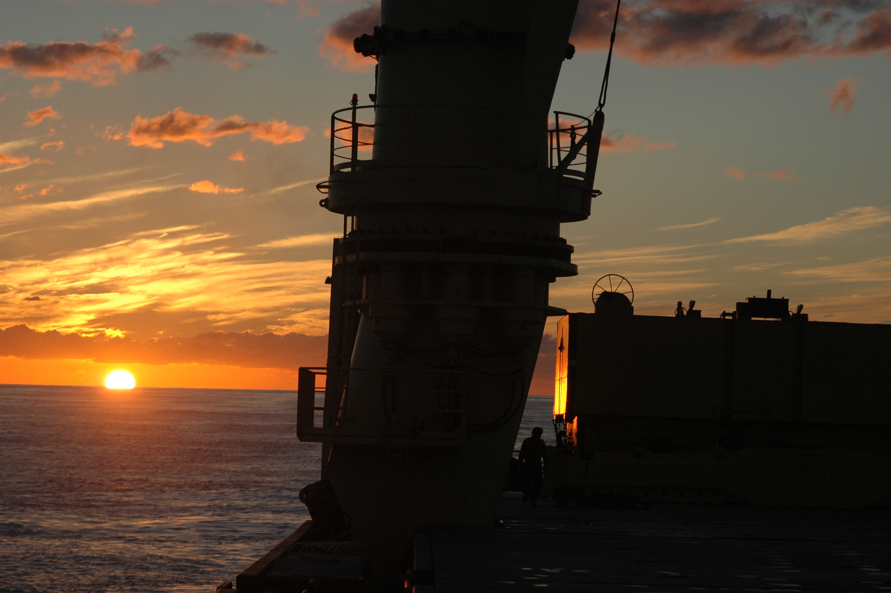 scheepskraan-in-avondrood