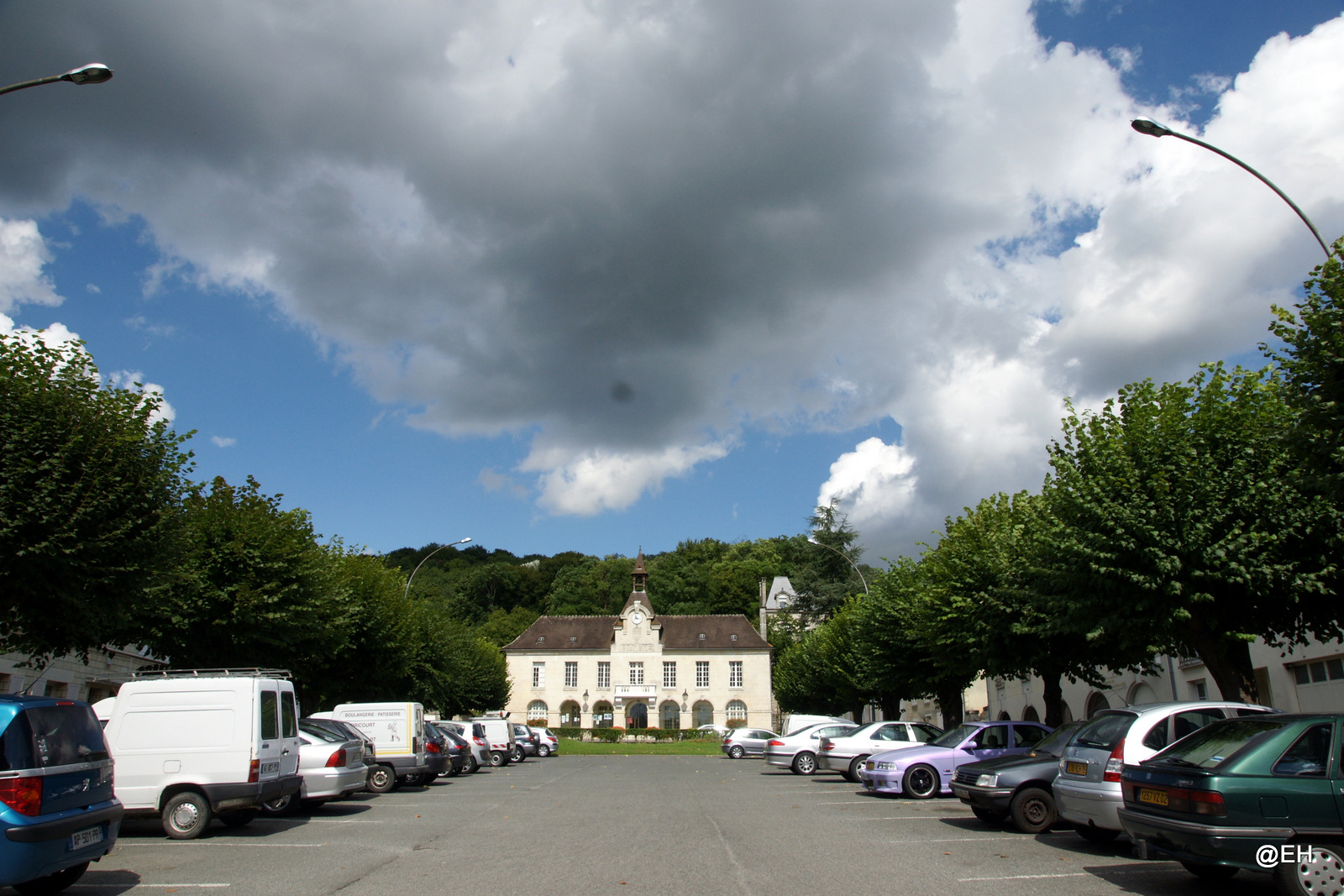 dorpsplein-met-wolkendek