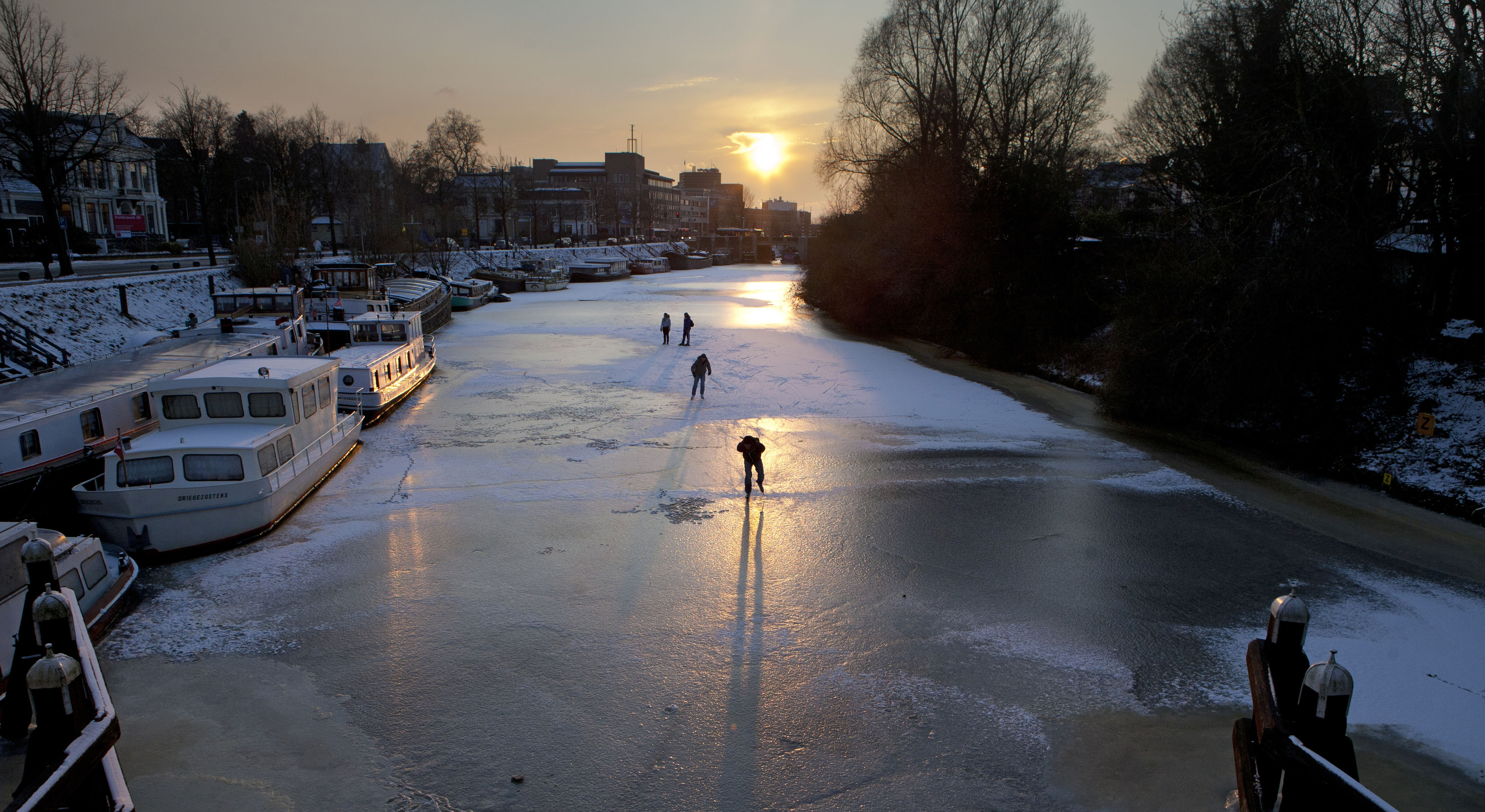 schaatsen-op-diepenring-groningen-bij-ondergaande-zon