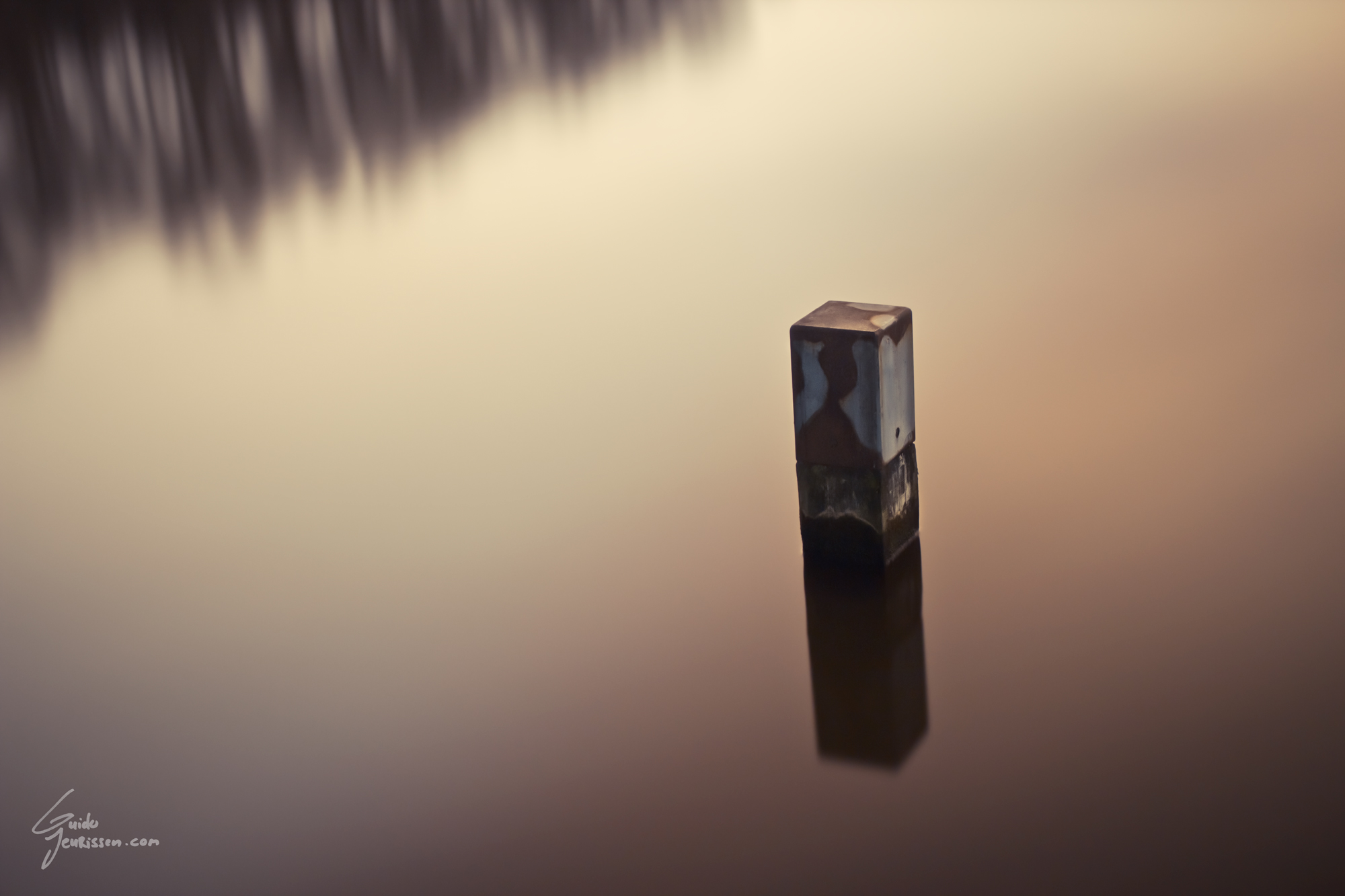 paal-in-water-nachtfoto