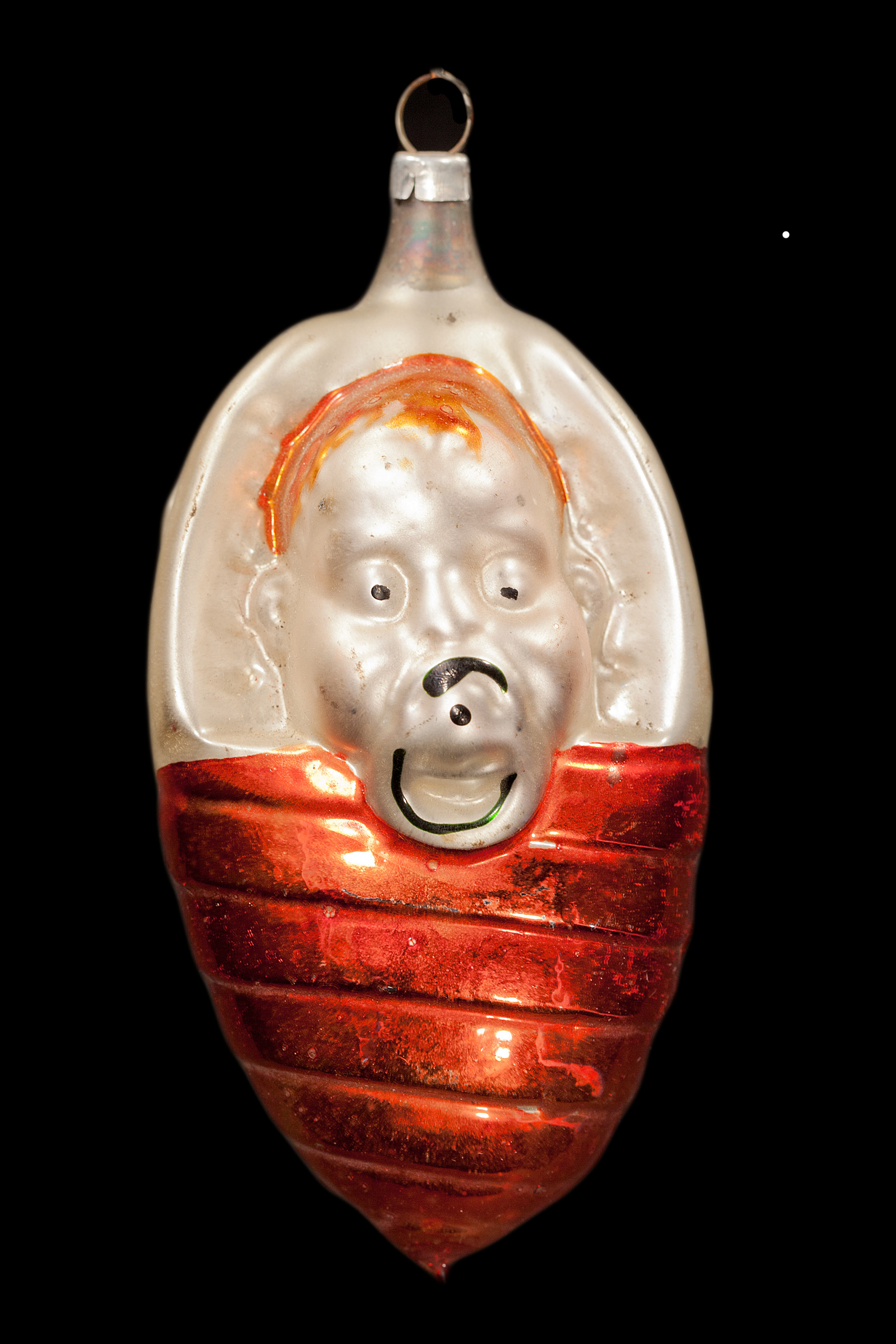 in-een-rode-doek-gebakerde-baby-voor-in-de-kerstboom