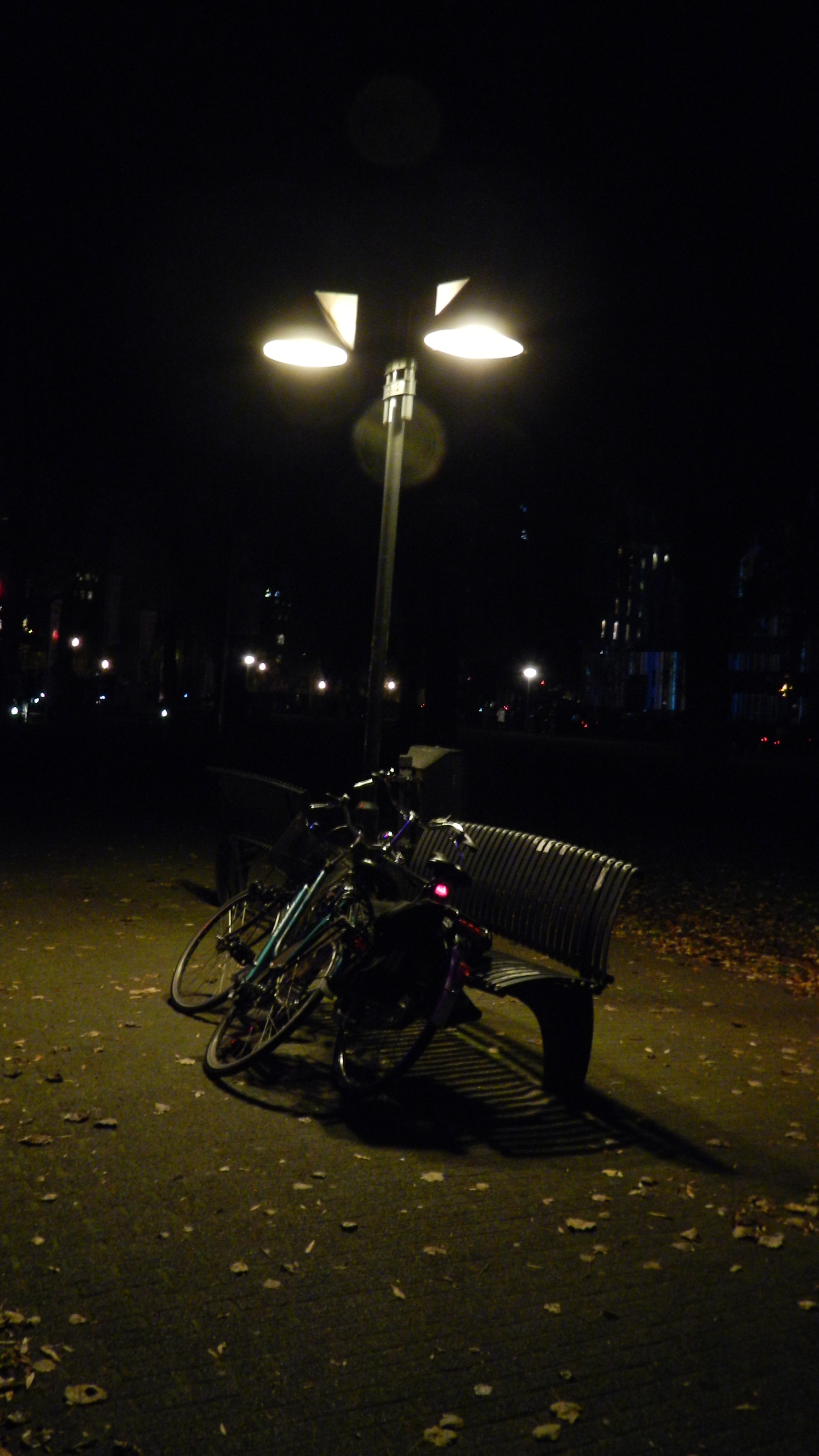 fietsen-onder-lantaarnpaal