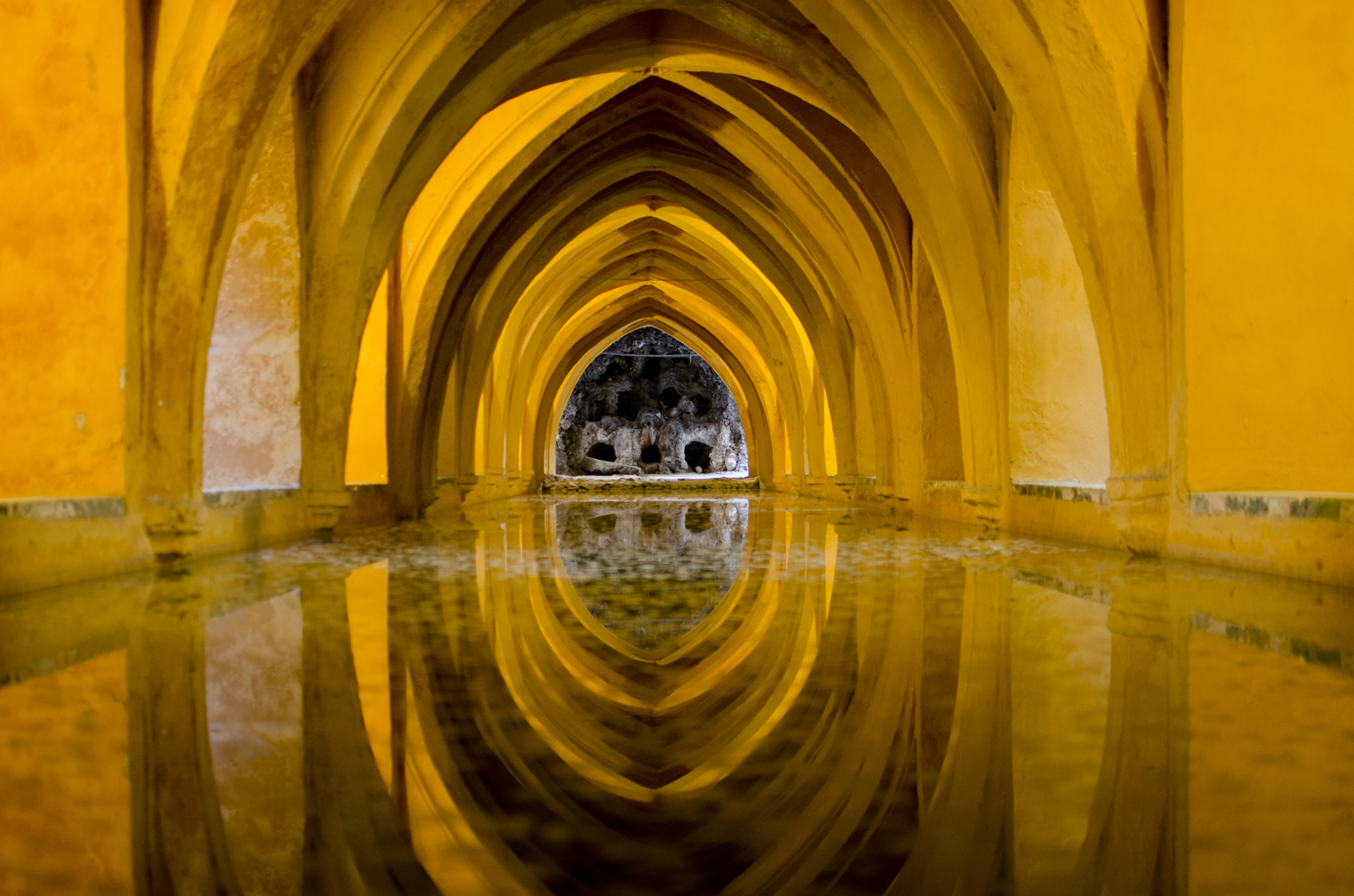 underground-pool-alcazar-sevilla