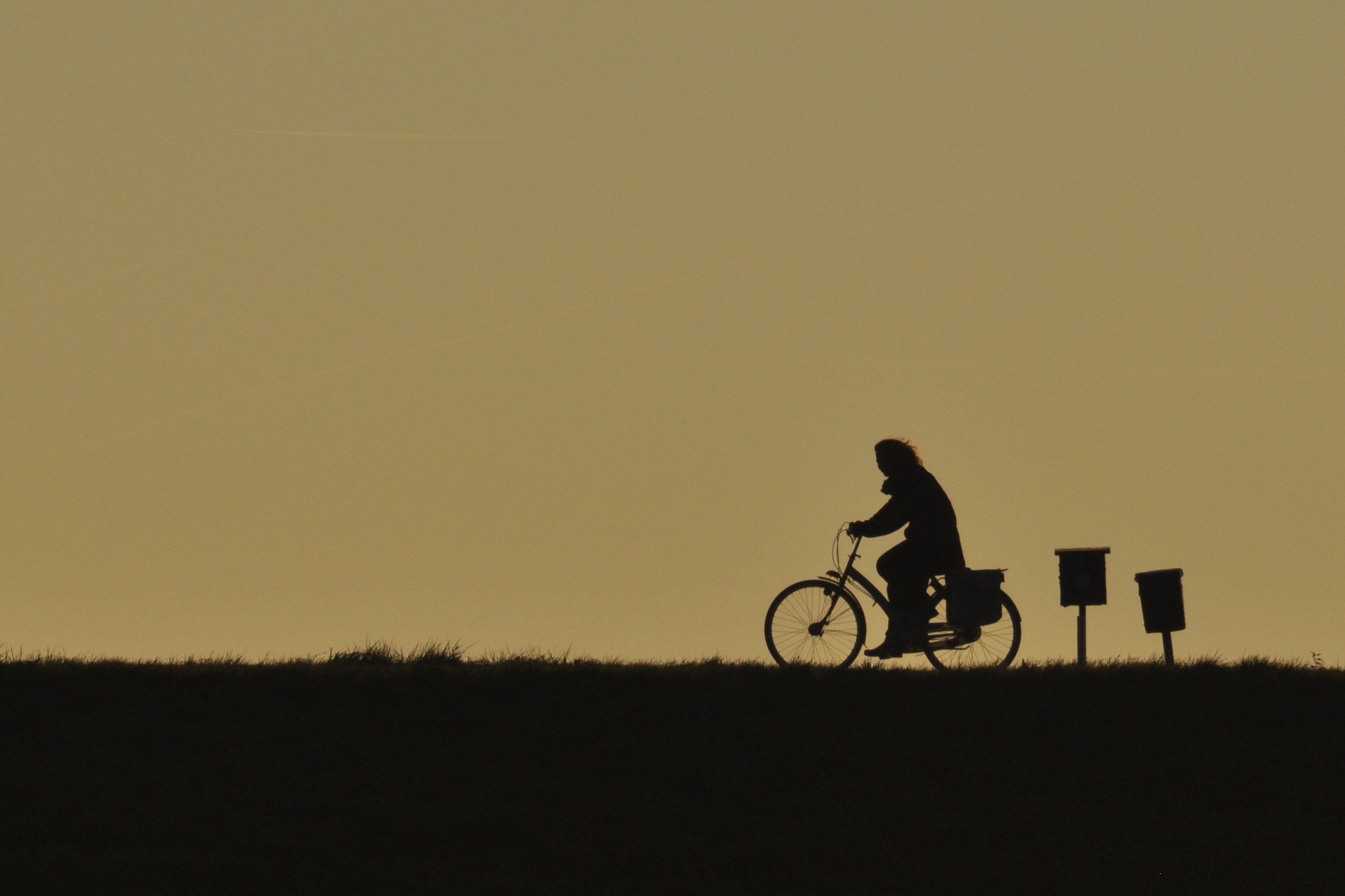 eenzame-fietser-op-de-dijk