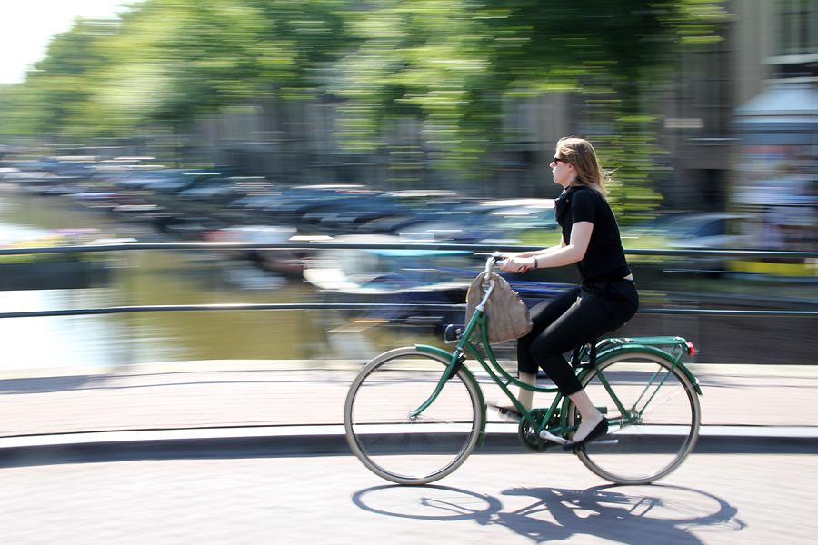 fietsende-dame-in-amsterdam