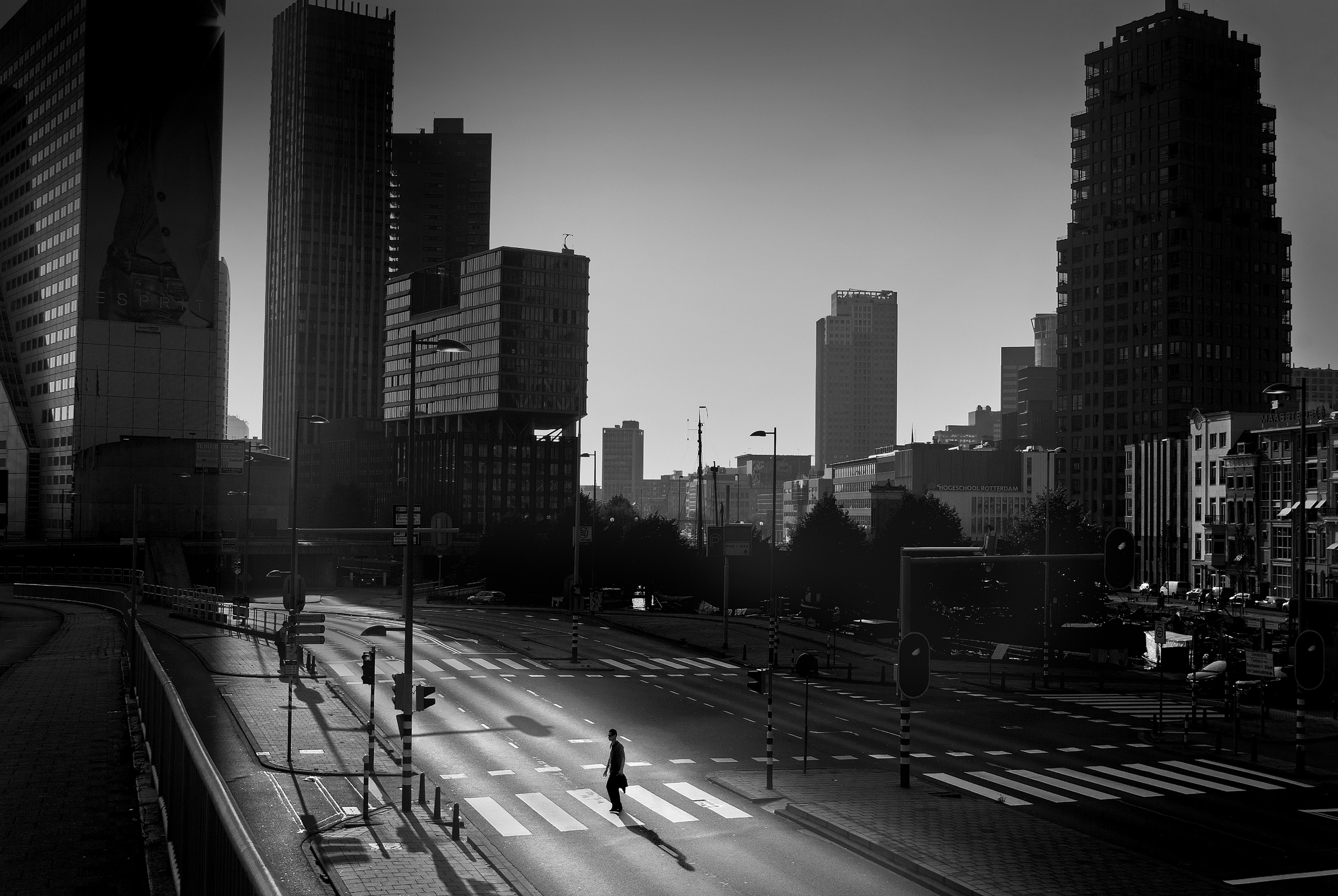 eenzame-wandelaar-in-rotterdam